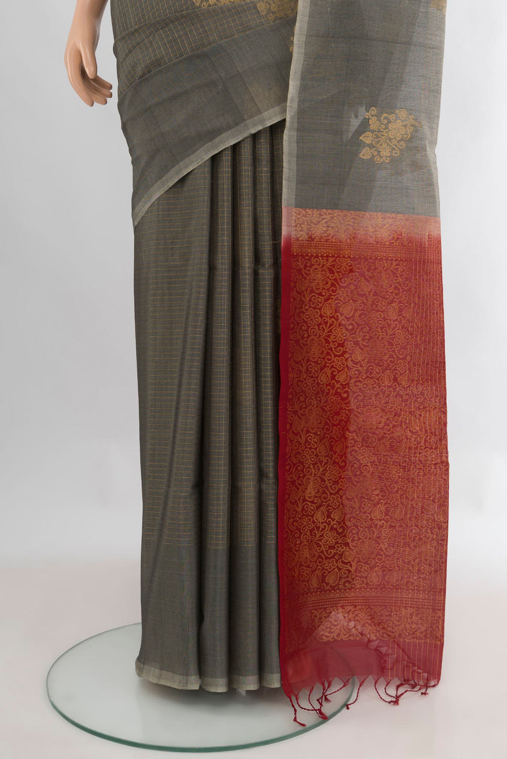 Pleats and pallu of Davys Grey Silk Cotton Saree with Checked design on the body and Plain Border. 