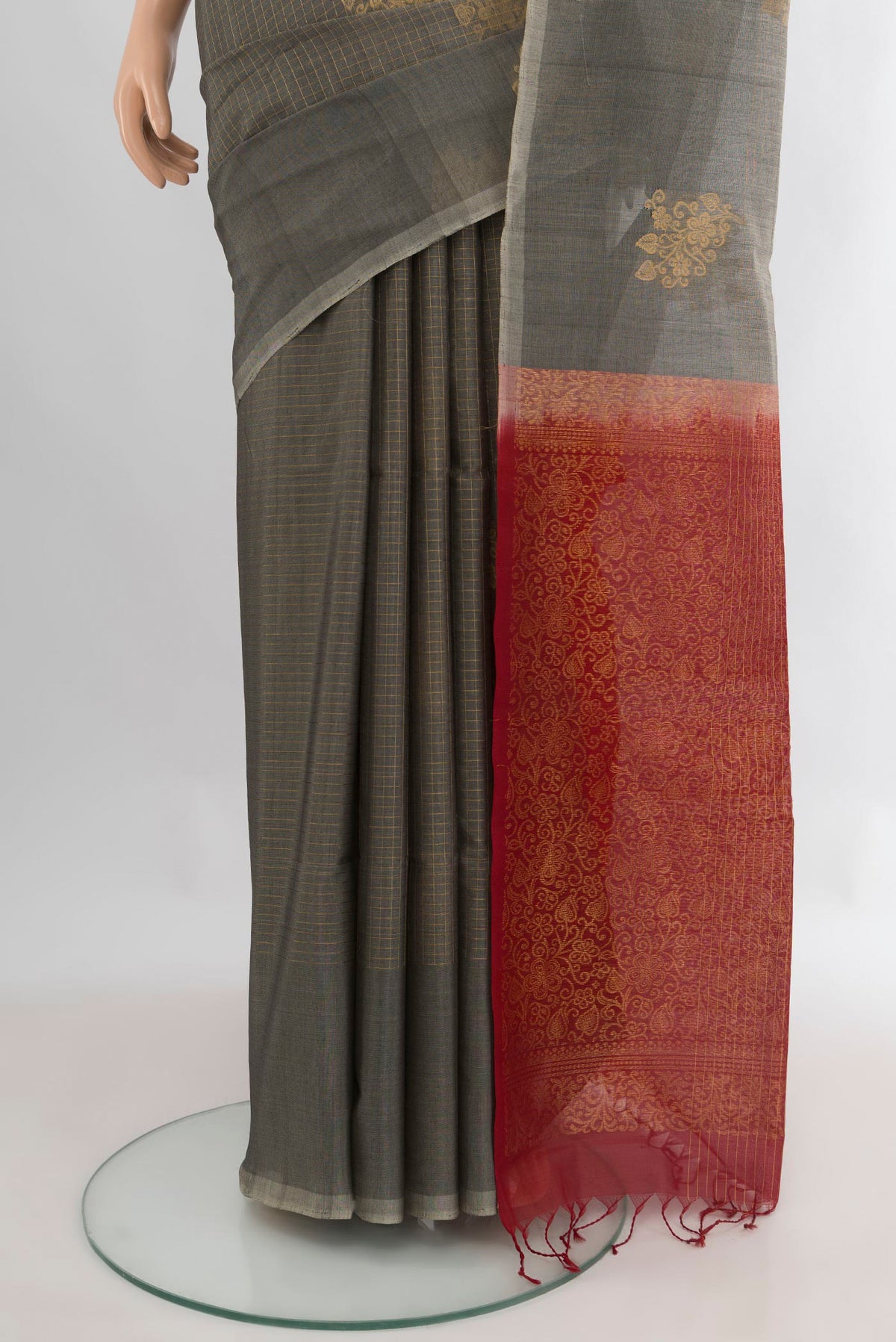 Pleats and pallu of Davys Grey Silk Cotton Saree with Checked design on the body and Plain Border. 