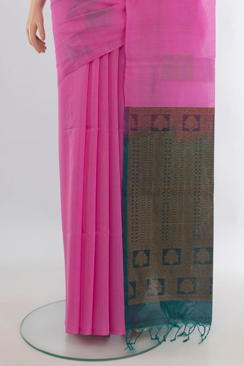 Pleats and pallu of Rose pink Silk Cotton Saree with Thread Butta on the body and Without Border. 