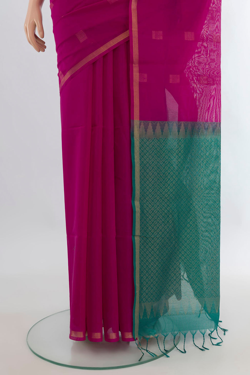 Pleats and pallu of Pink Silk Cotton Saree with Zari Butta on the body and Zari Border. 