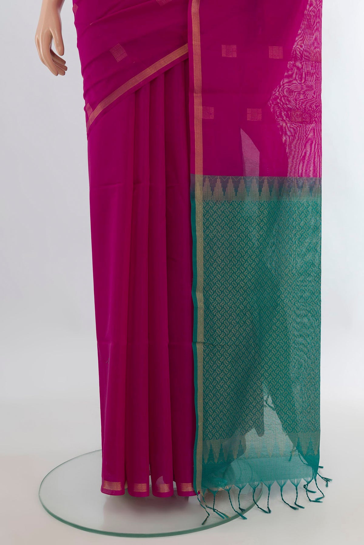 Pleats and pallu of Pink Silk Cotton Saree with Zari Butta on the body and Zari Border. 