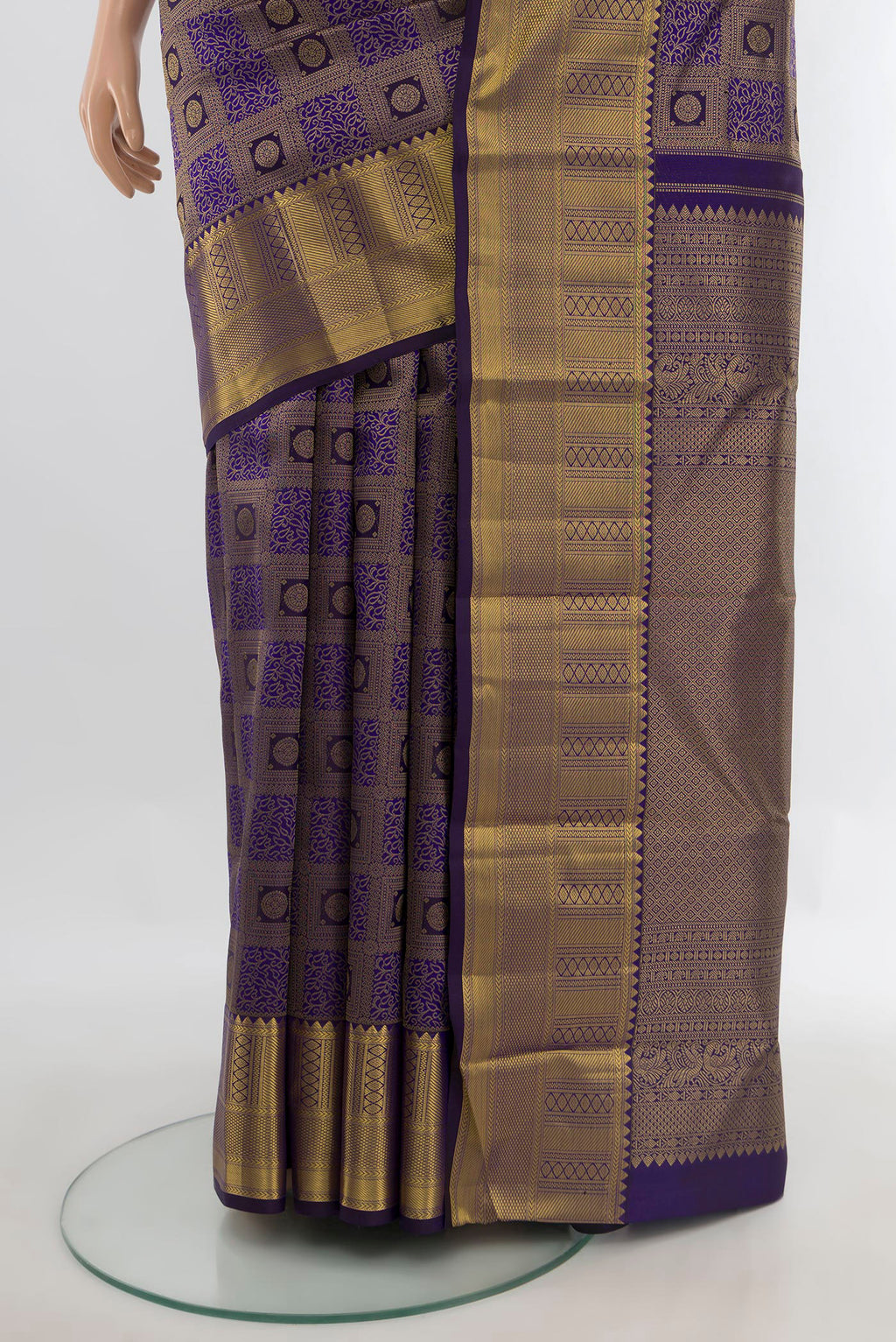 Pleats and pallu of Pure Silk Violet Kanchipuram Saree with Zari Brocade on the body and Zari Border. 