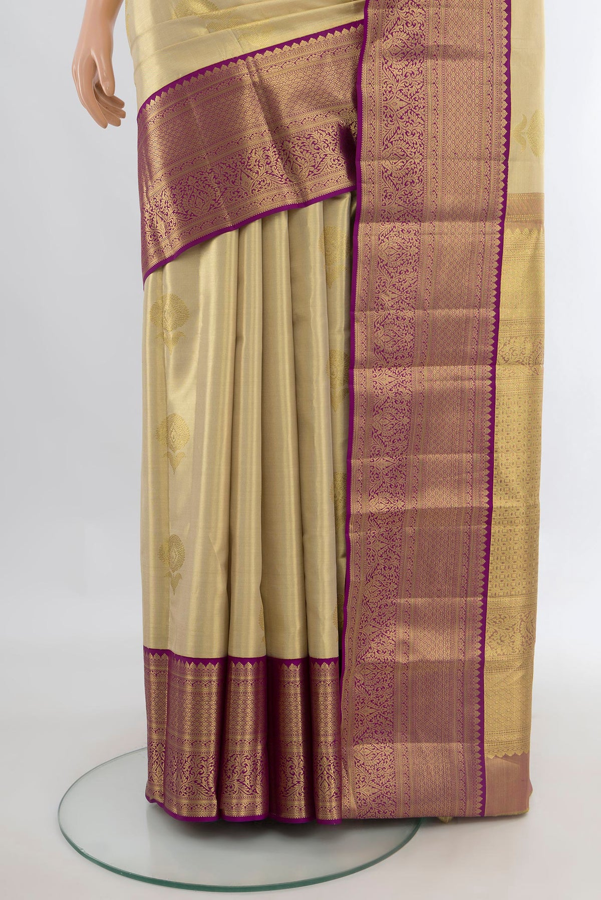 Pleats and pallu of Golden Kanchipuram Tissue Saree with Zari Butta on the body and Zari Border. 