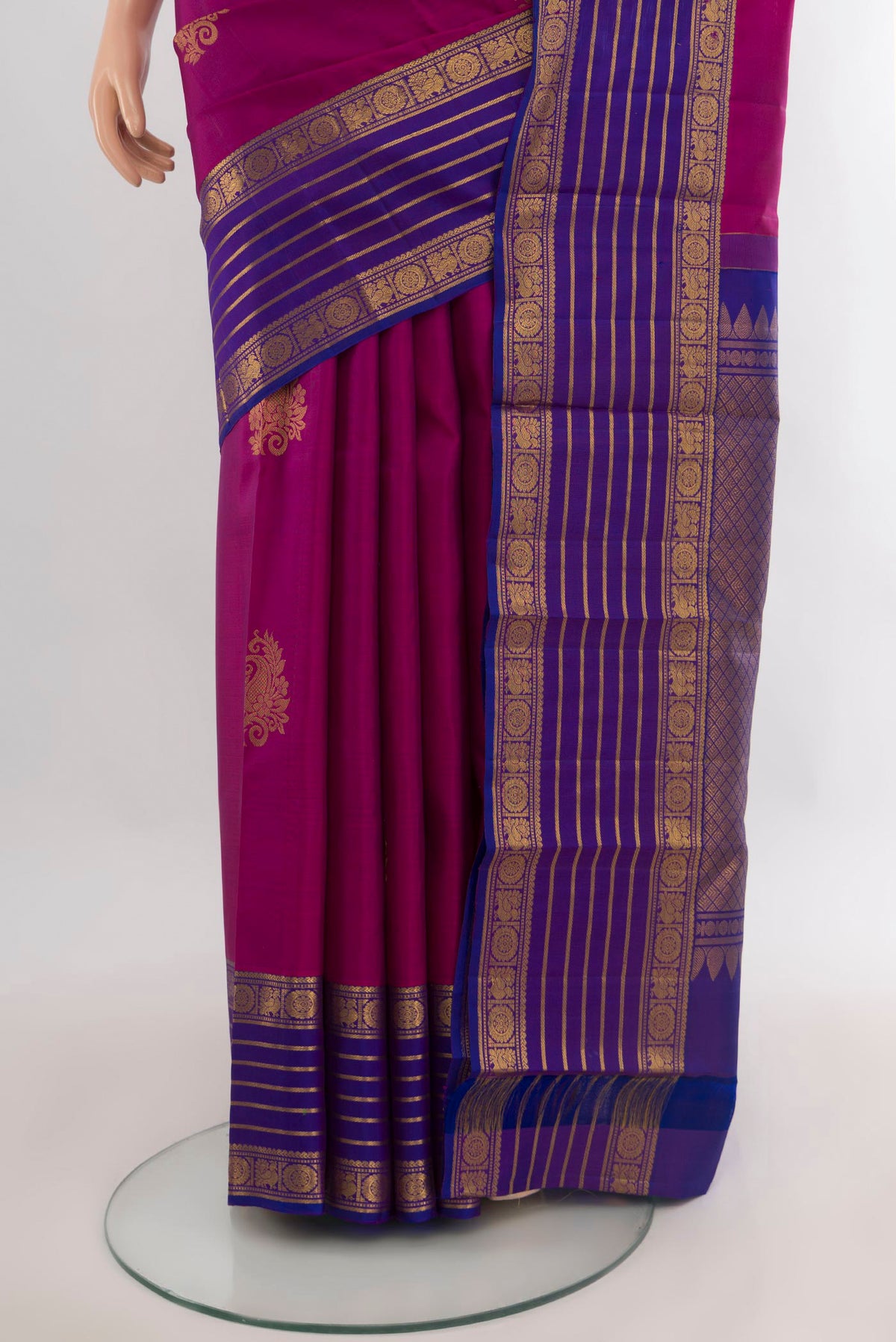 Pleats and pallu of Pure Silk Magenta Kanchipuram Saree with Zari Butta on the body and Zari Border. 