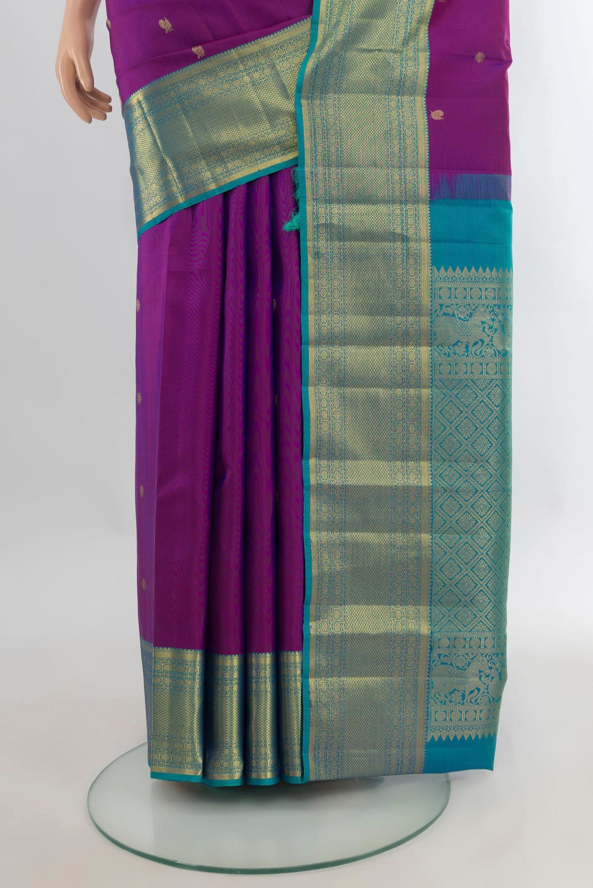 Pleats and pallu of Pure Silk Purple Kanchipuram Saree with Zari Butta on the body and Zari Border. 