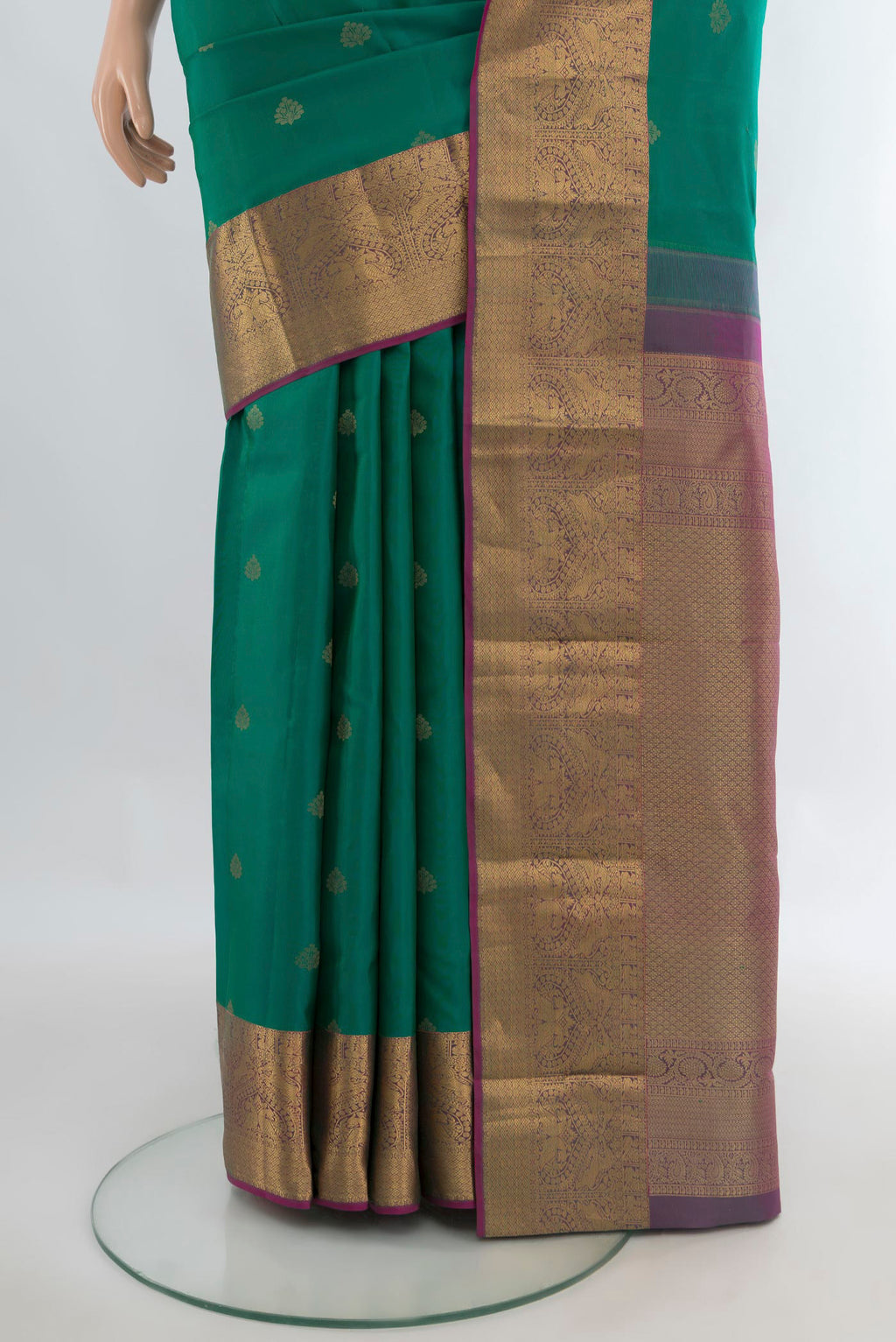 Pleats and pallu of Pure Silk Sea Green Kanjivaram Saree with Zari Butta on the body and Zari Border. 