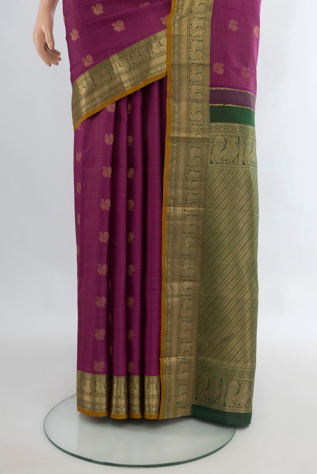 Pleats and pallu of Pure Silk Mauve Kanchipuram Saree with Zari Butta on the body and Zari Border. 