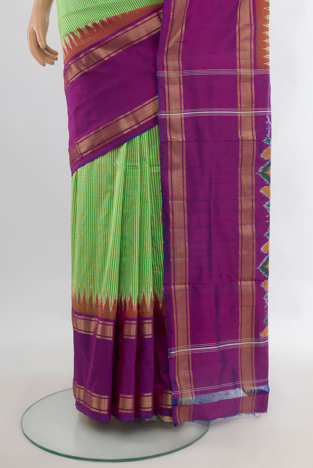 Pleats and pallu of Pure Silk Green Pochampally Saree with Checked design on the body and Zari Border. 