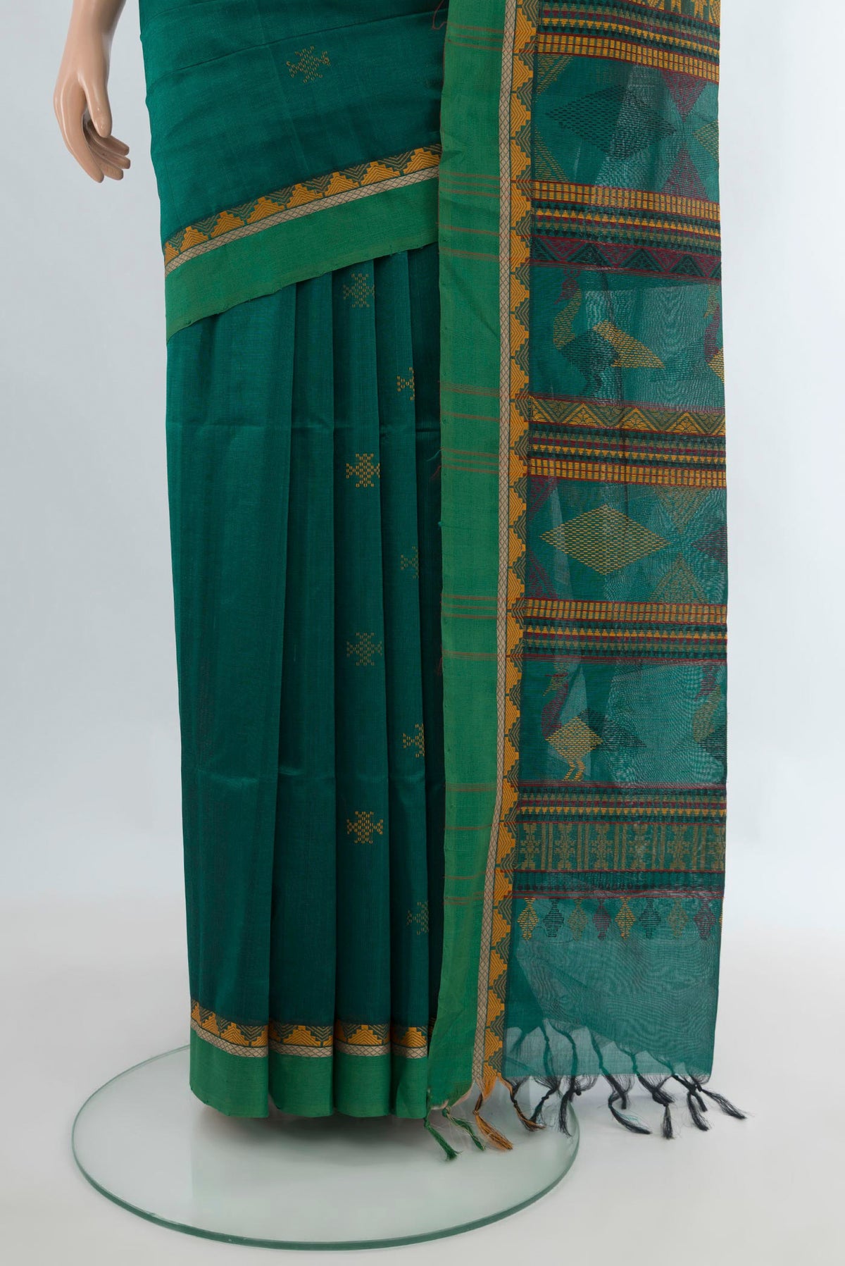Pleats and pallu of Green Silk Cotton Saree with Thread Butta on the body and Thread Border. 