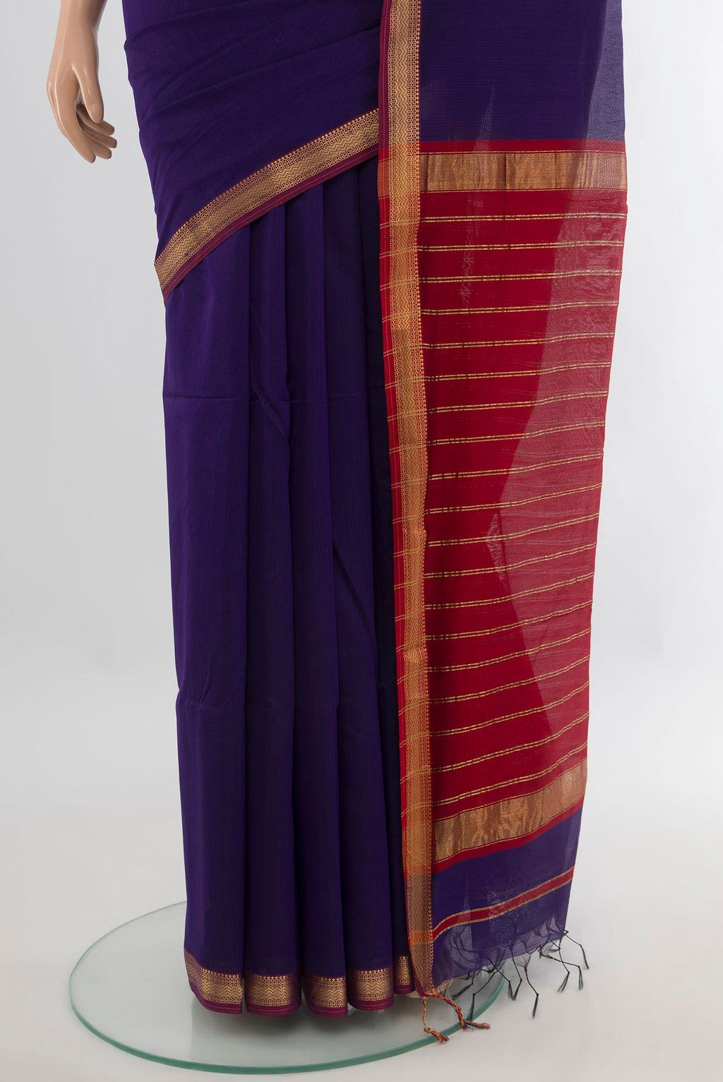 Pleats and pallu of Navy Blue Maheshwari Cotton Saree with Plain Body and Zari Border. 