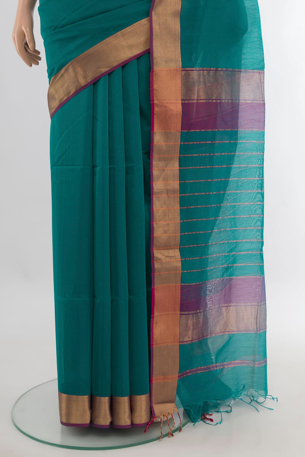 Pleats and pallu of Teal Maheshwari Cotton Saree with Plain Body and Zari Border. 