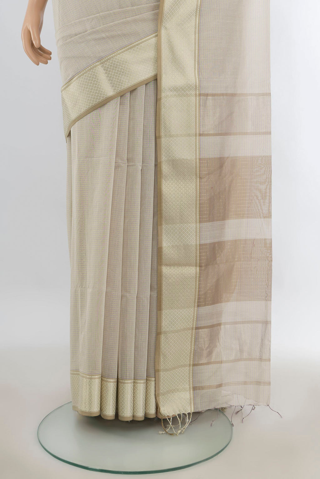 Pleats and pallu of Cream Maheshwari Cotton Saree with Stripes on the body and Thread Border. 
