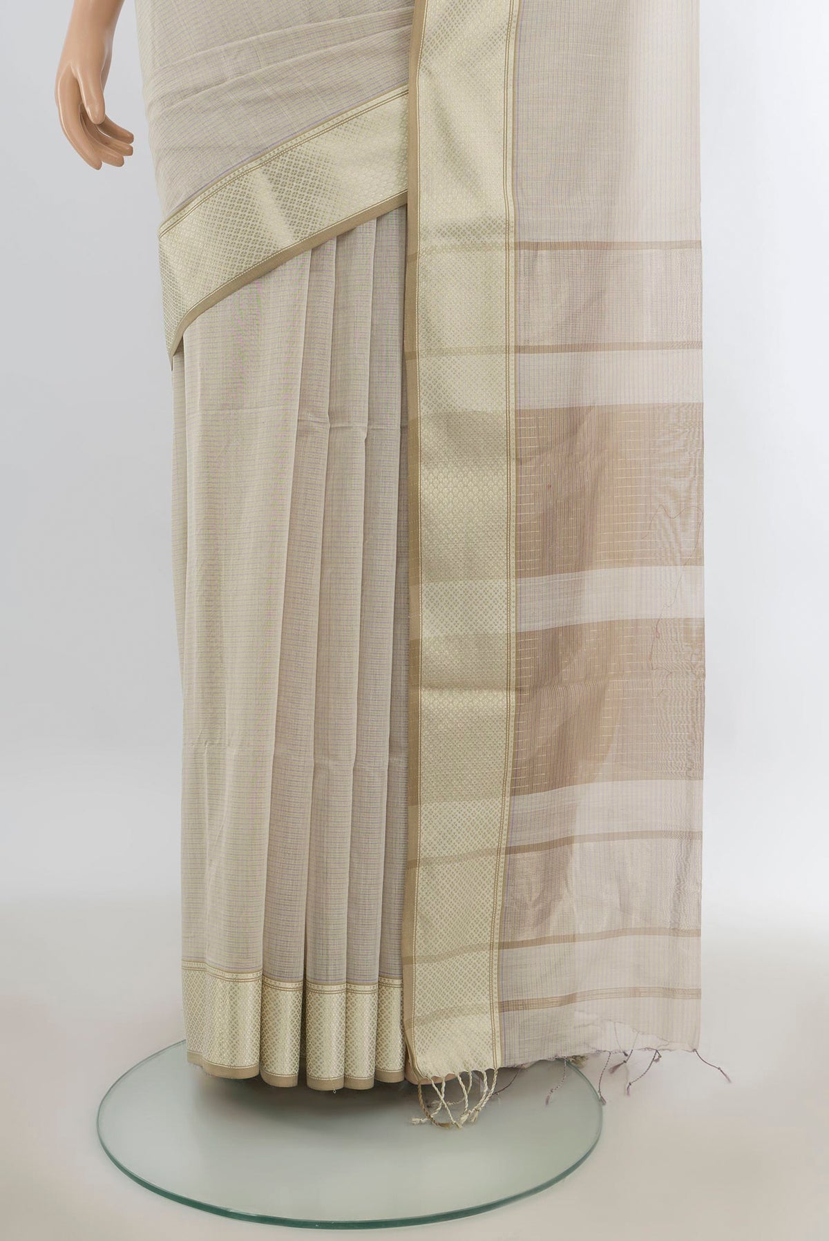 Pleats and pallu of Cream Maheshwari Cotton Saree with Stripes on the body and Thread Border. 