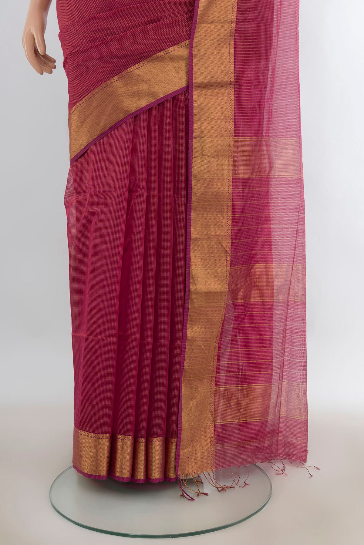 Pleats and pallu of Pink Maheshwari Cotton Saree with Checked design on the body and Zari Border. 
