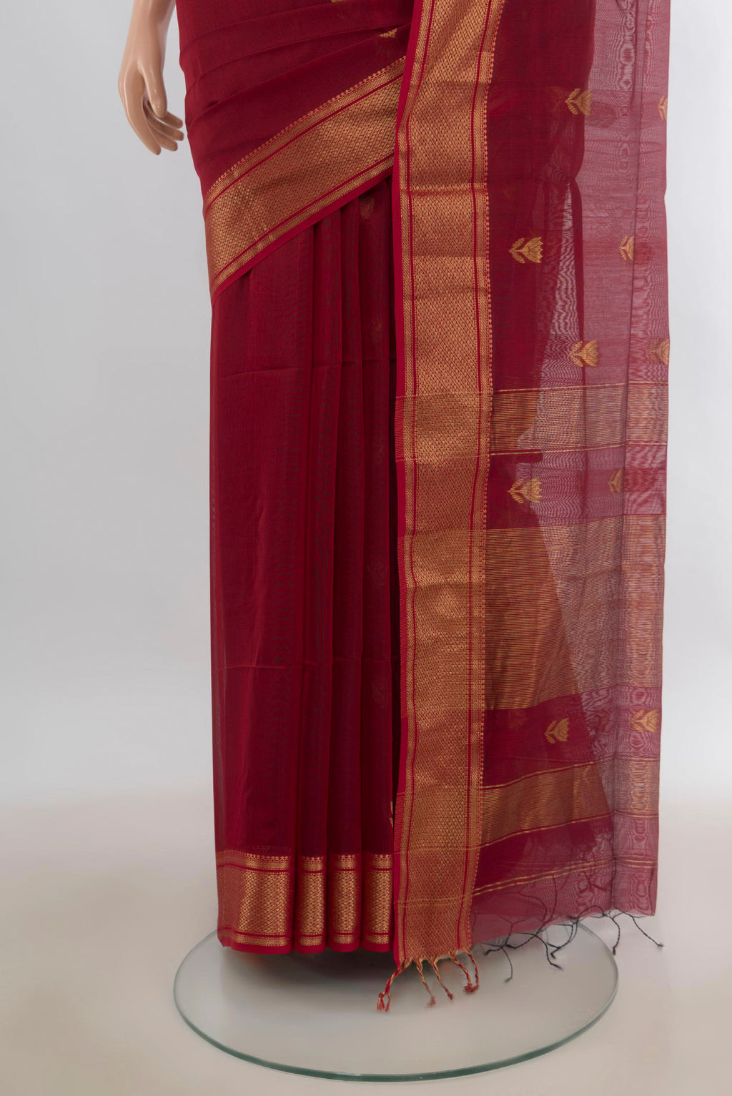 Pleats and pallu of Maroon Maheshwari Cotton Saree with Zari Butta on the body and Zari Border. 