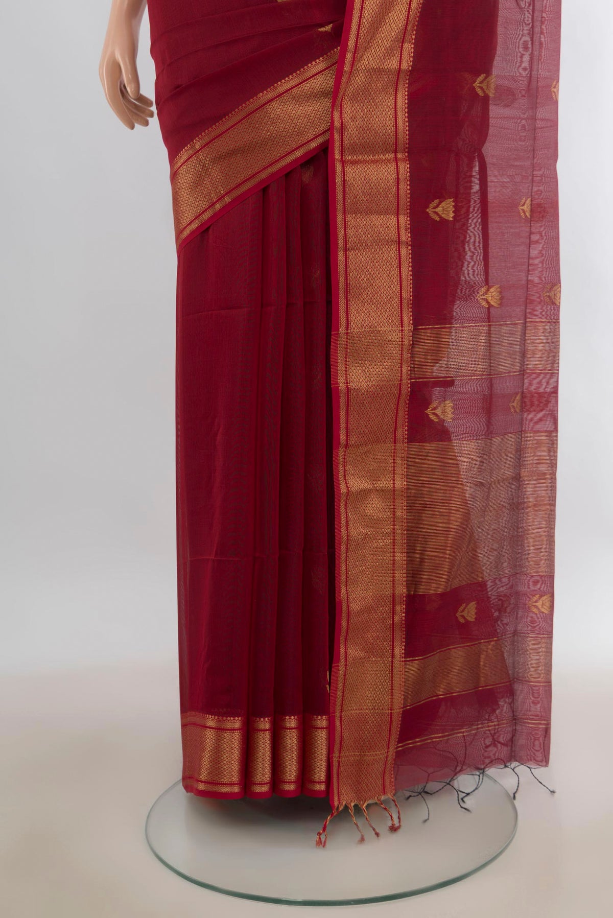 Pleats and pallu of Maroon Maheshwari Cotton Saree with Zari Butta on the body and Zari Border. 