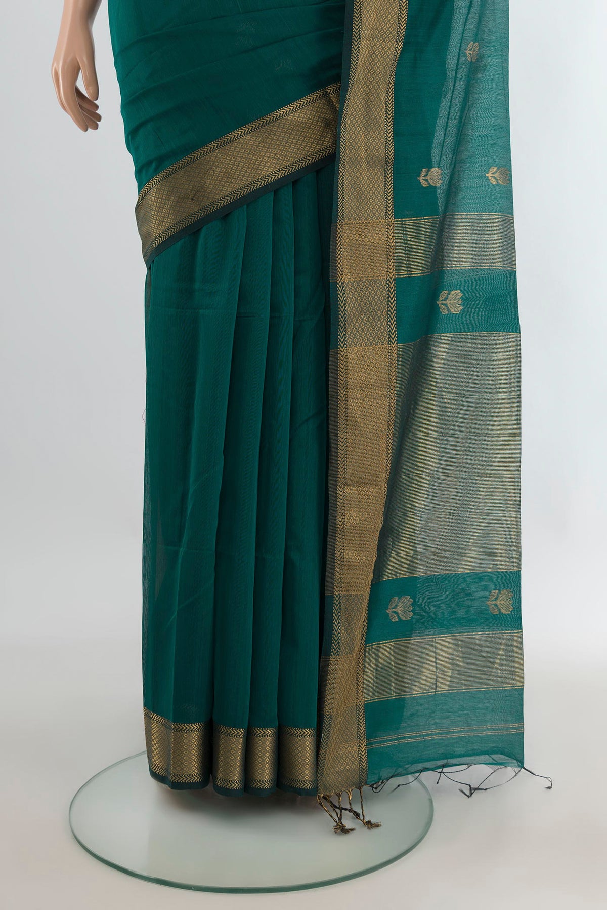Pleats and pallu of Green Maheshwari Cotton Saree with Zari Butta on the body and Zari Border. 