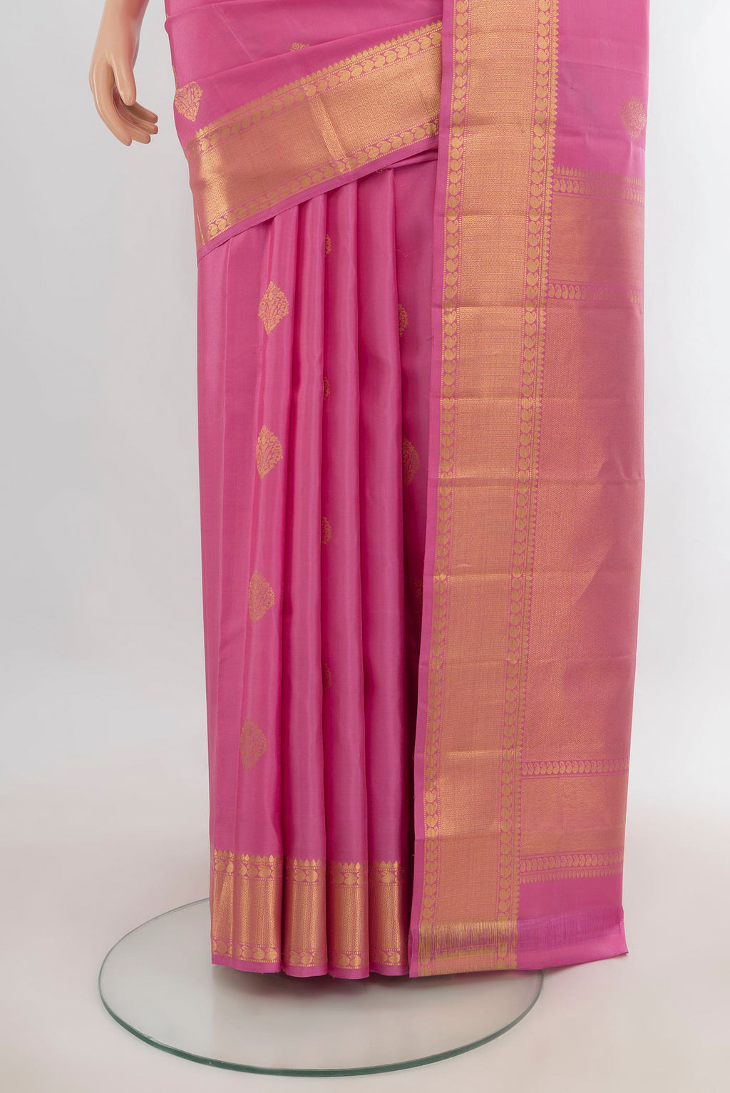 Pleats and pallu of Pure Silk Rose pink Kanjivaram Saree with Zari Butta on the body and Zari Border. 