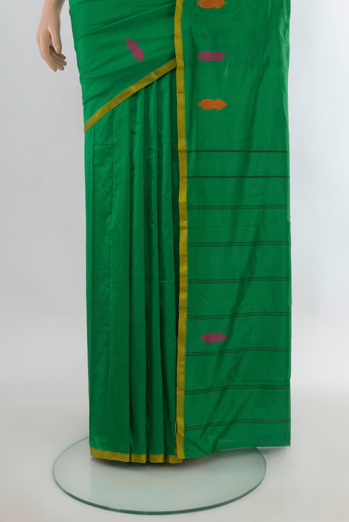 Pleats and pallu of Pure Silk Green Kanchipuram Saree with Plain Body and Thread Border. 