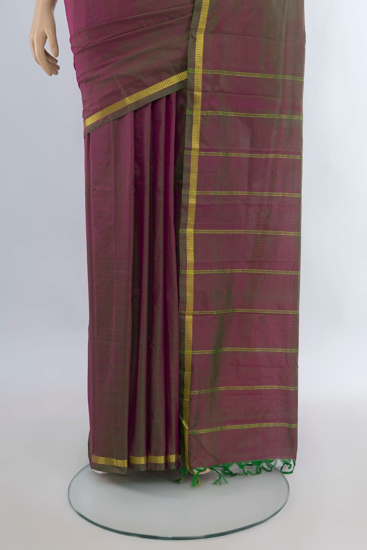 Pleats and pallu of Pure Silk Green with Pink Color Kanchipuram Saree with Plain Body and Zari Border. 