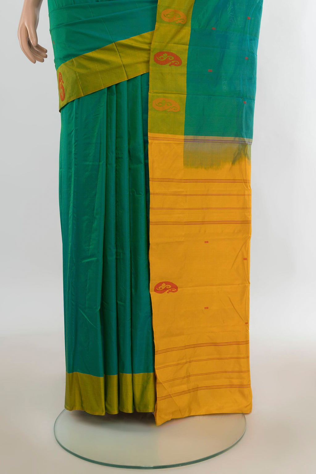 Pleats and pallu of Pure Silk Sea Green Kanchipuram Saree with Plain Body and Plain Border. 