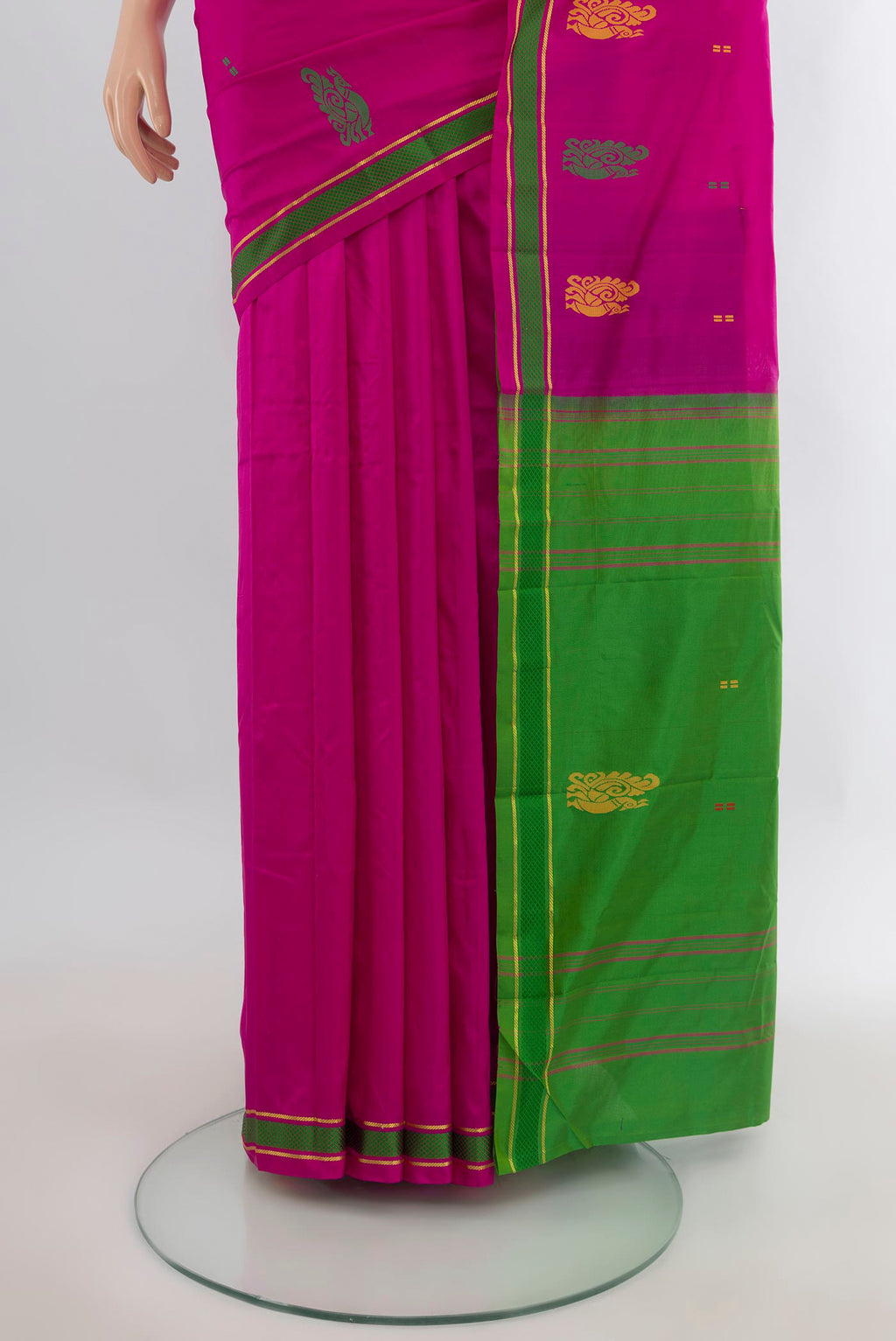 Pleats and pallu of Pure Silk Rani Pink Kanchipuram Saree with Plain Body and Thread Border. 