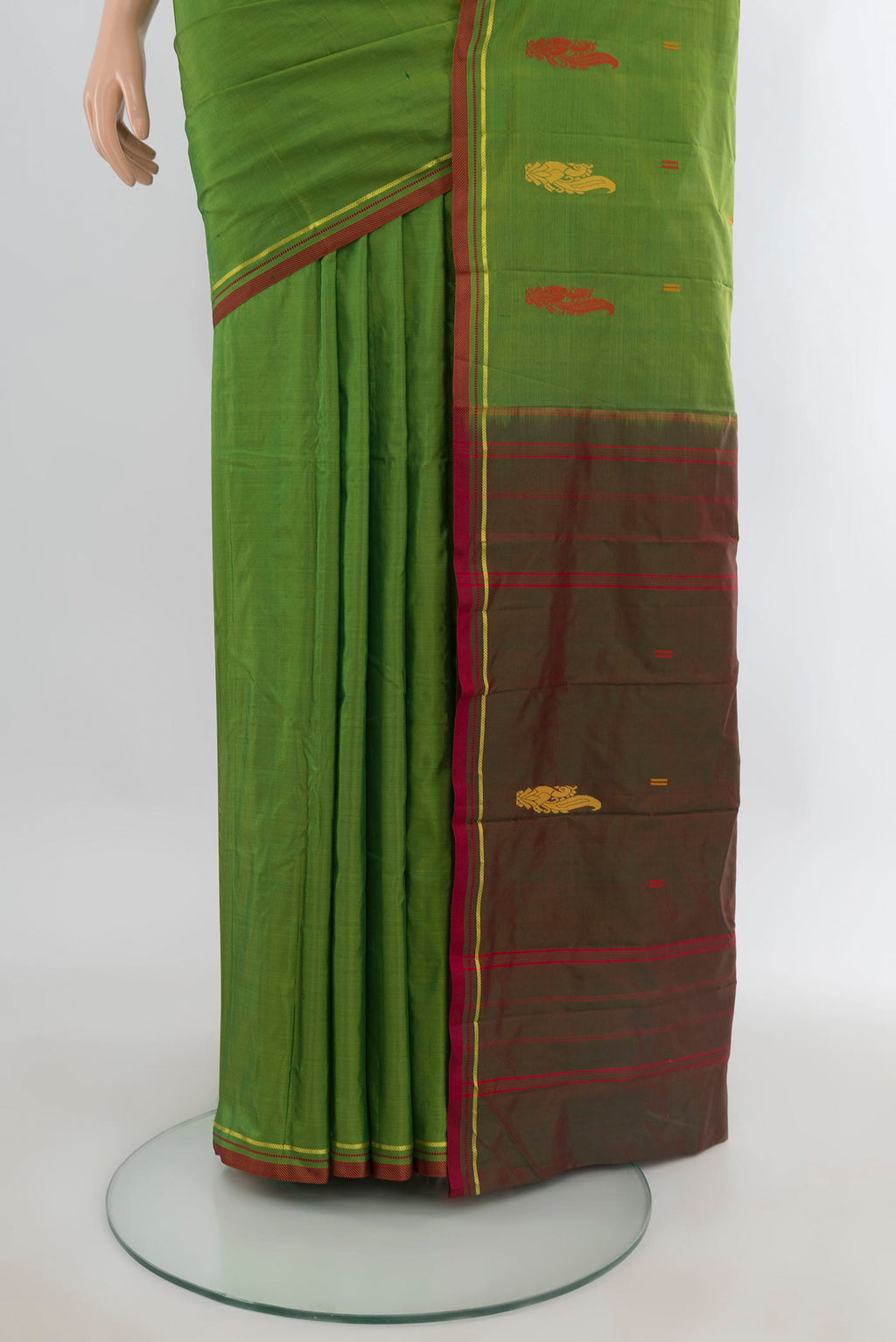 Pleats and pallu of Pure Silk Light Green Kanchipuram Saree with Plain Body and Thread Border. 