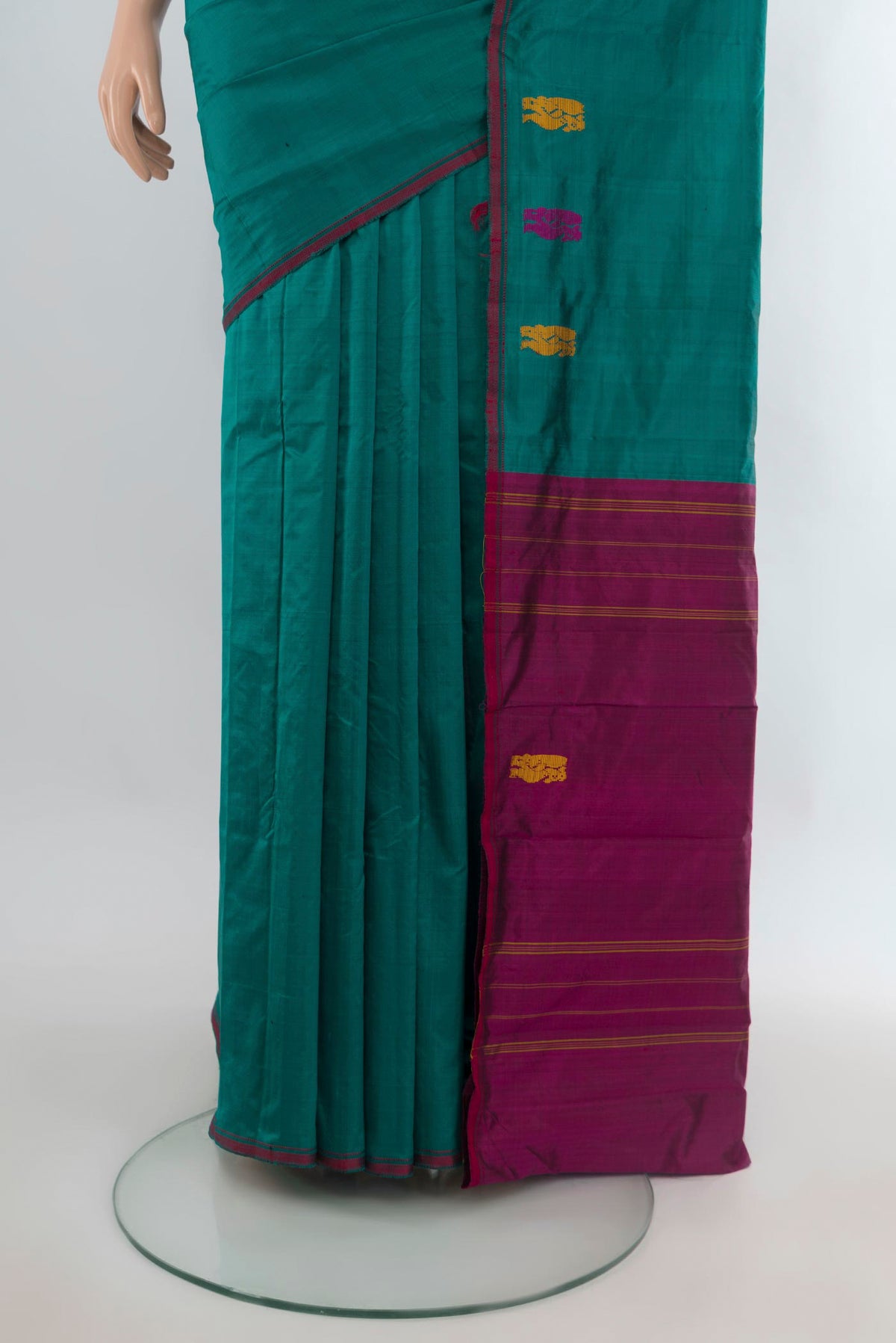 Pleats and pallu of Pure Silk Green Kanchipuram Saree with Plain Body and Thread Border. 