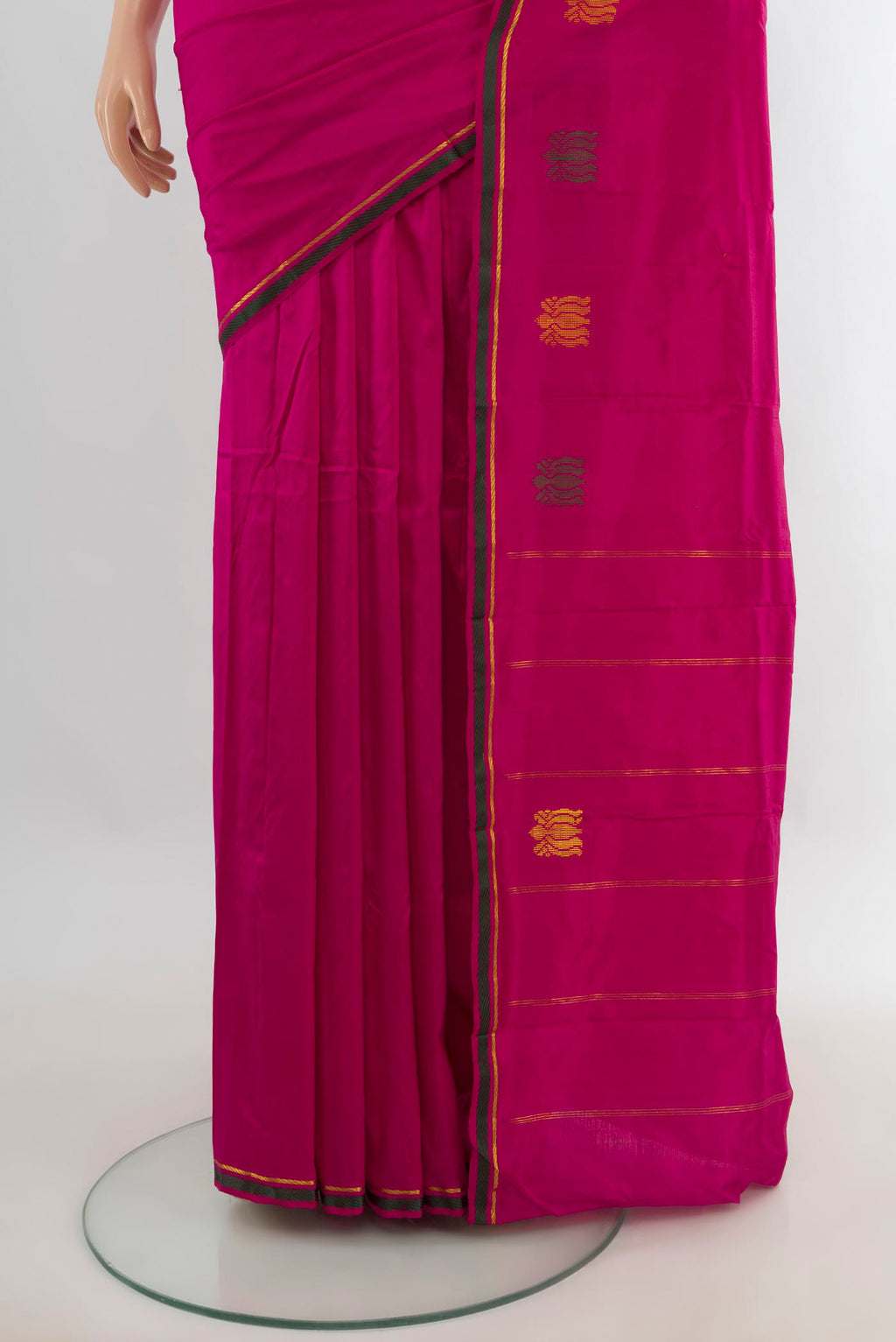 Pleats and pallu of Pure Silk Dark Pink Kanjivaram Saree with Plain Body and Thread Border. 