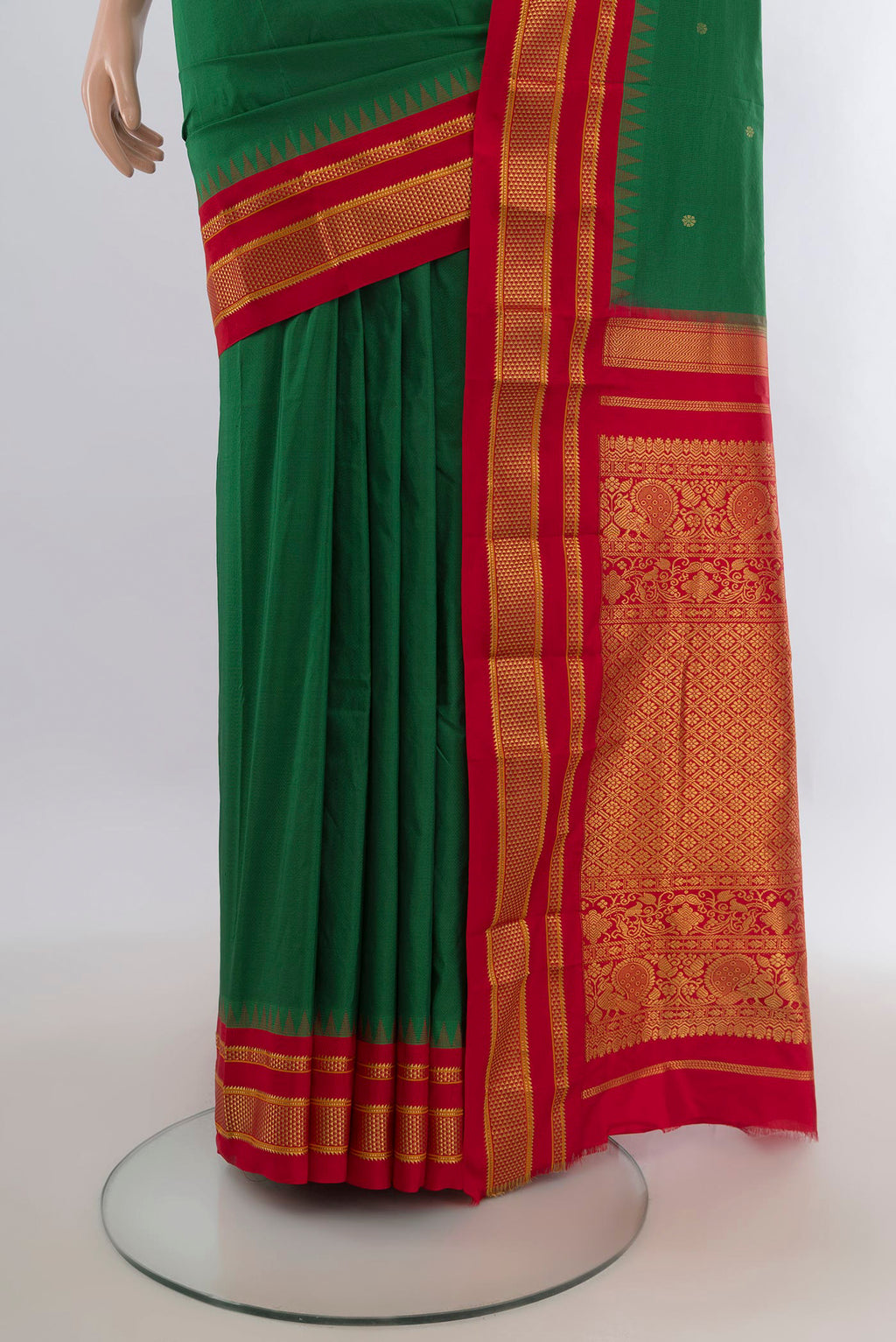 Pleats and pallu of Pure Silk Green Bangalore - kadyal Saree with Zari Butta on the body and Zari Border. 