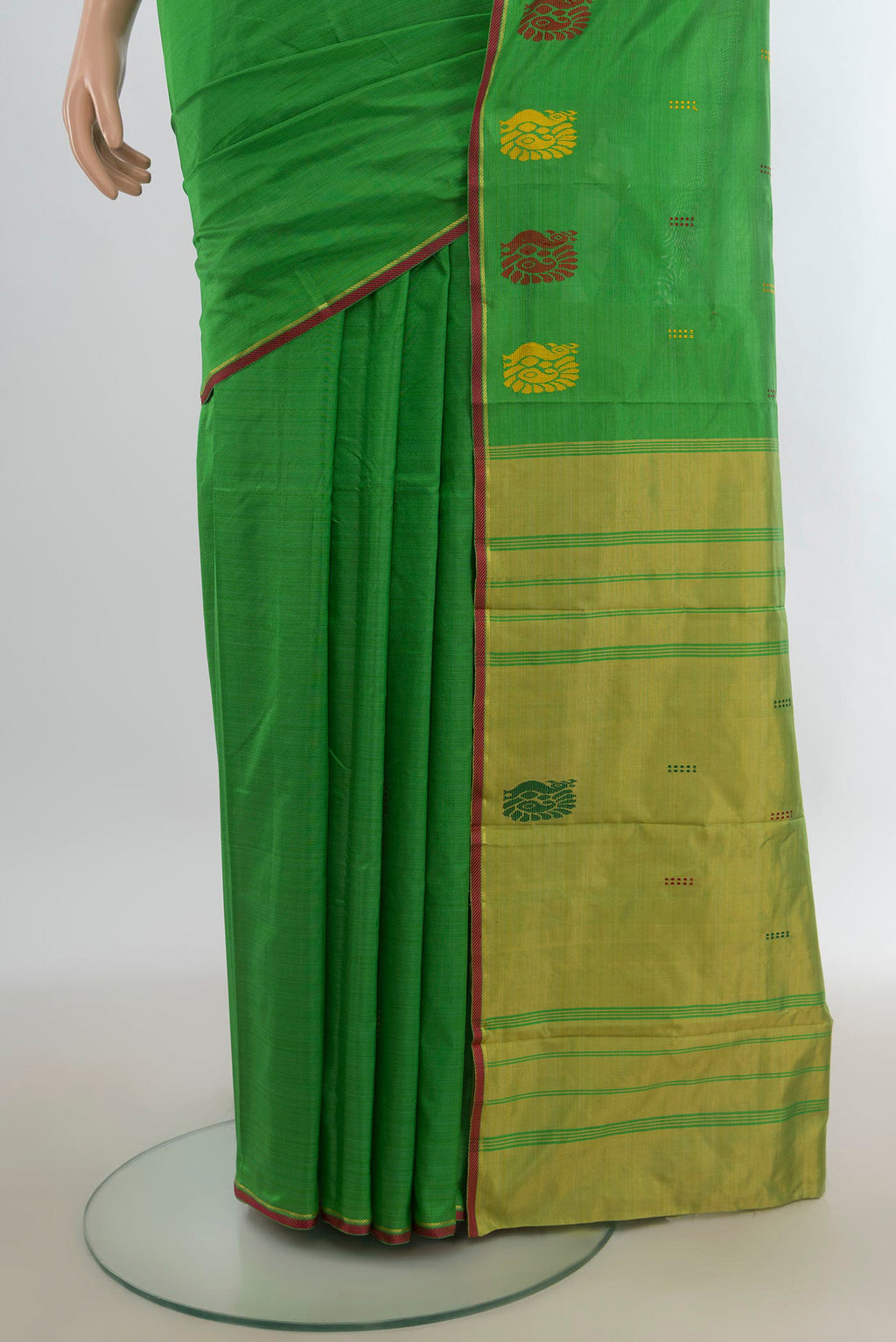Pleats and pallu of Pure Silk Green Kanchipuram Saree with Plain Body and Thread Border. 