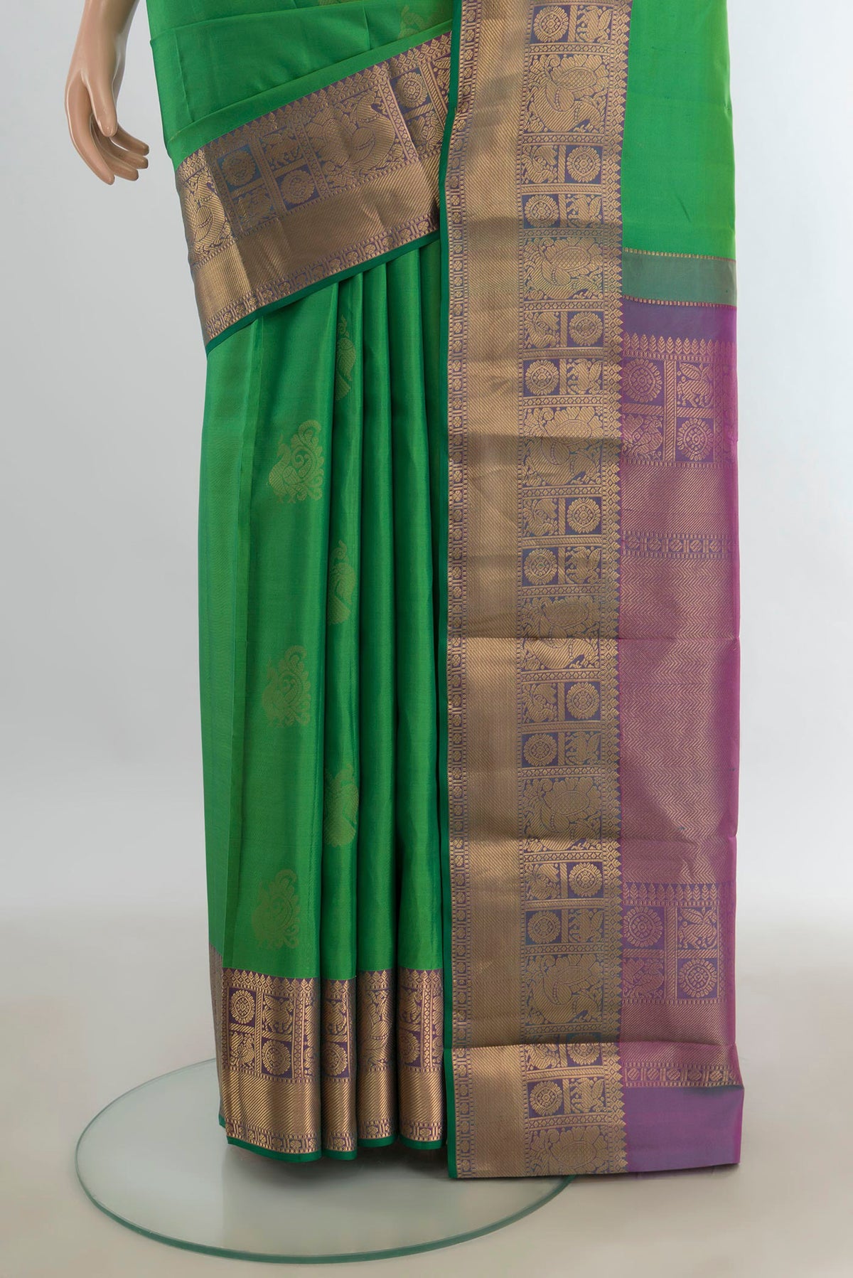 Pleats and pallu of Pure Silk Mint Green Kanjivaram Saree with Zari Butta on the body and Silk Border. 