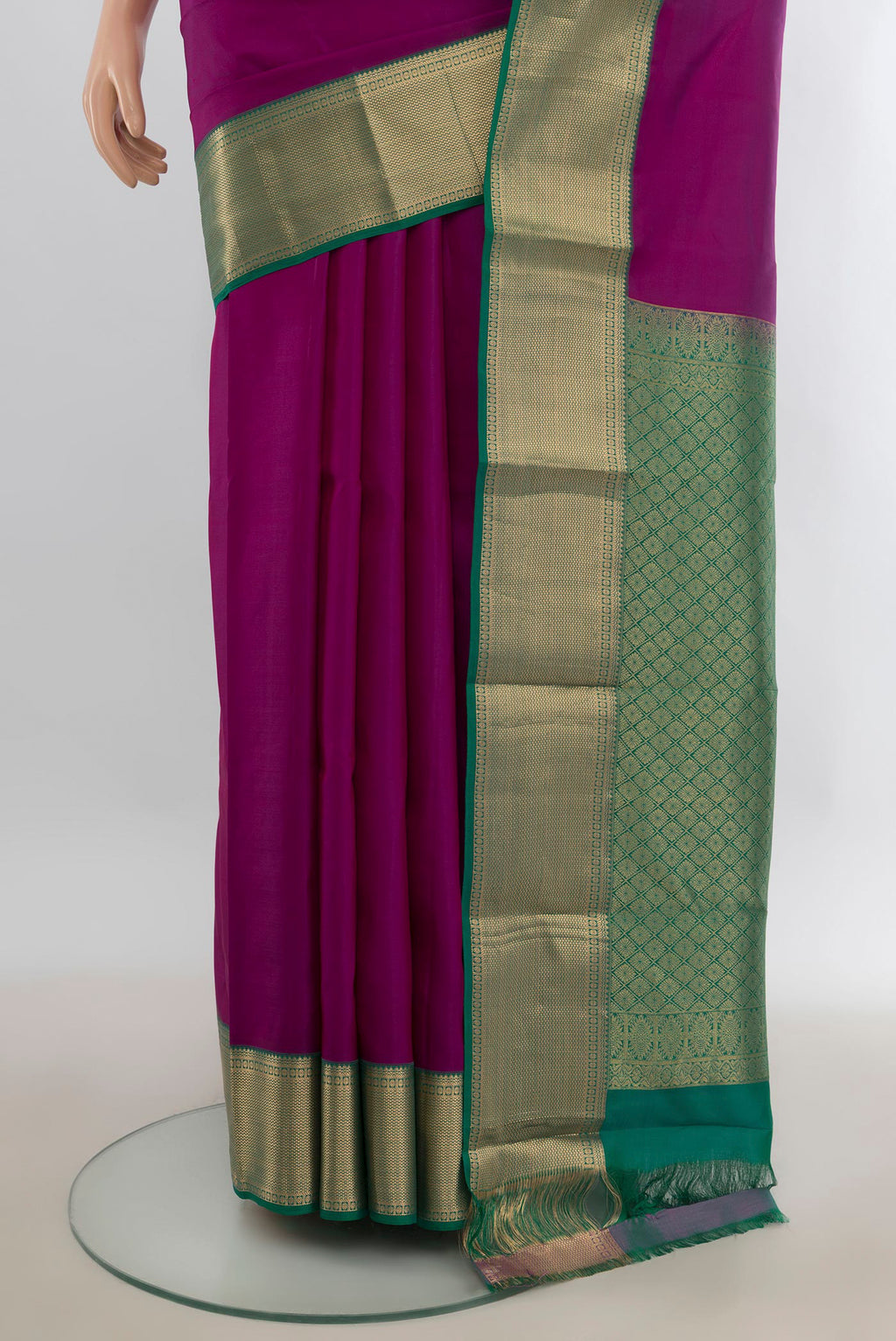 Pleats and pallu of Pure Silk Magenta Kanjivaram Saree with Plain Body and Zari Border. 