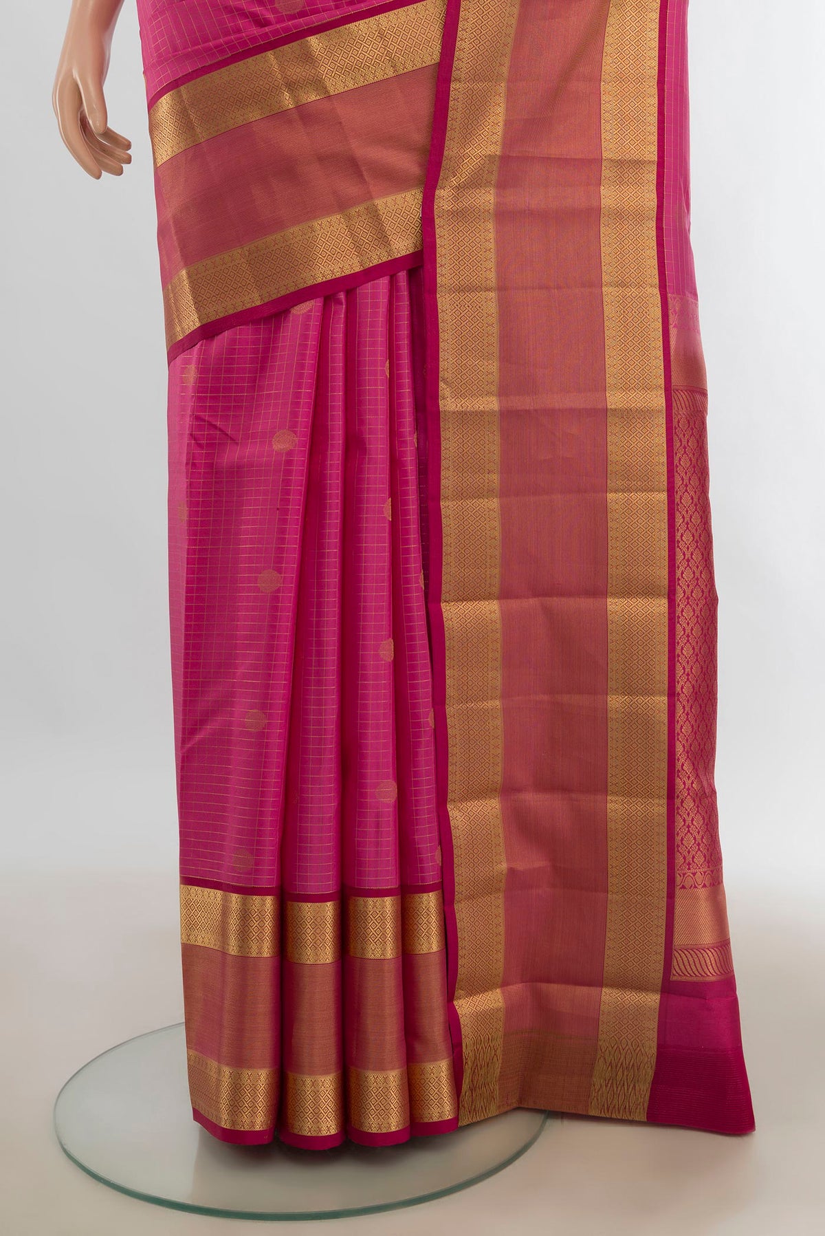 Pleats and pallu of Pure Silk Rose pink Kanchipuram Saree with Zari Butta on the body and Silk Border. 