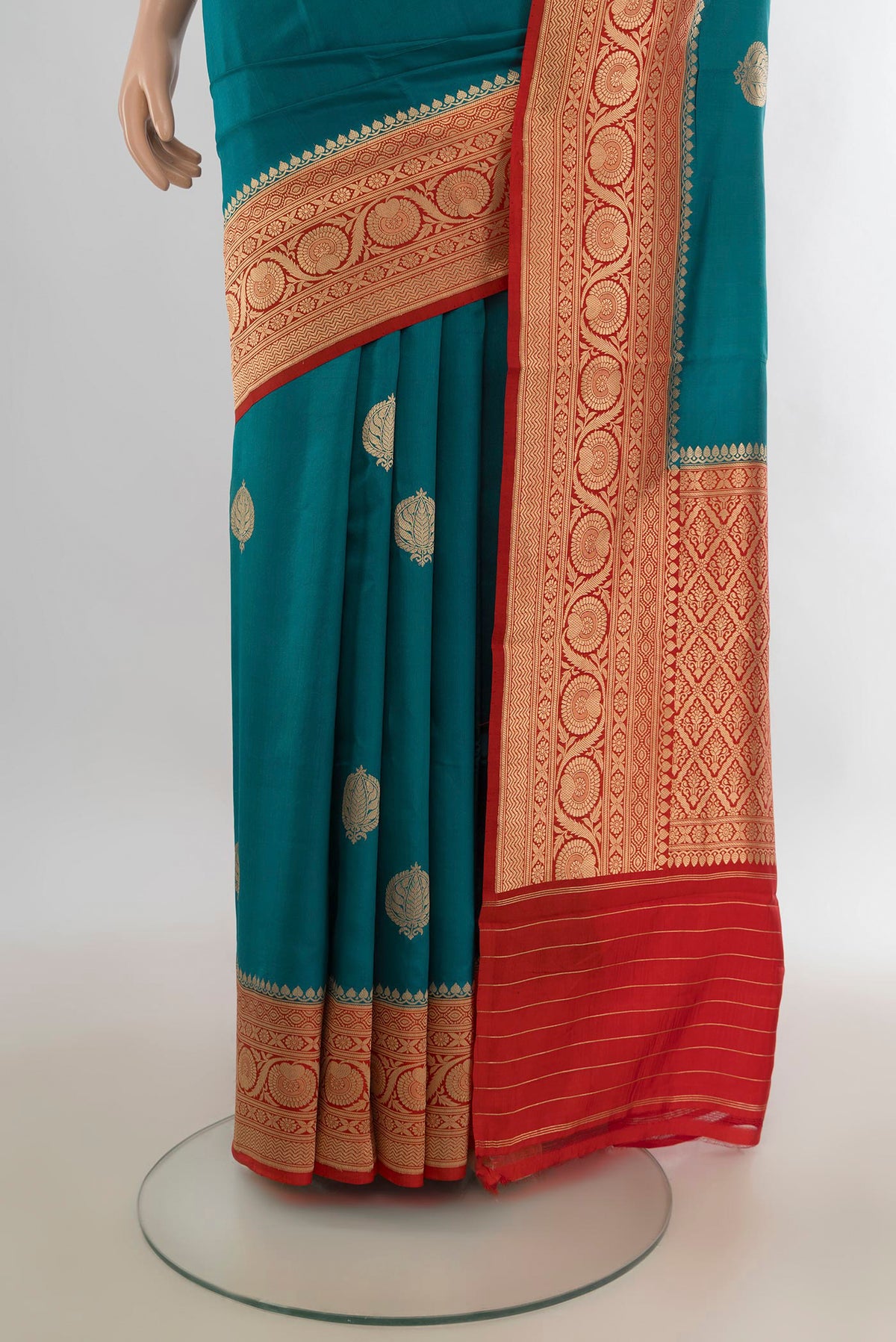 Pleats and pallu of Pure Silk Teal Banarasi Katan Saree with Zari Butta on the body and Zari Border. 