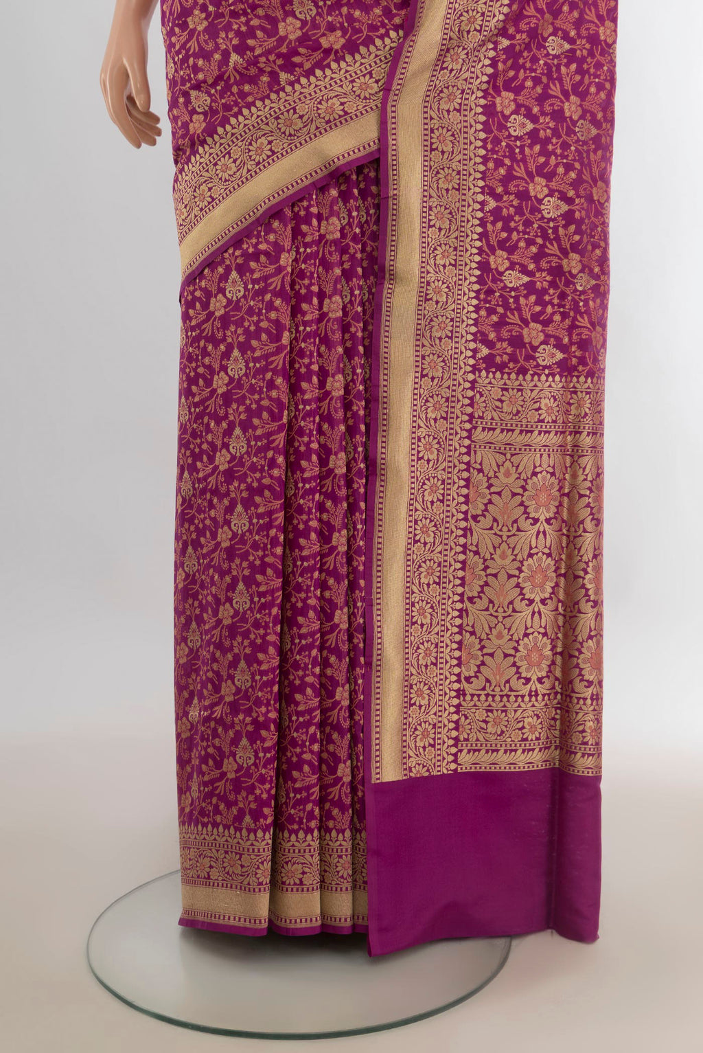 Pleats and pallu of Pure Silk Magenta Banarasi Saree with Jacquard With Zari Butta on the body and Zari Border. 