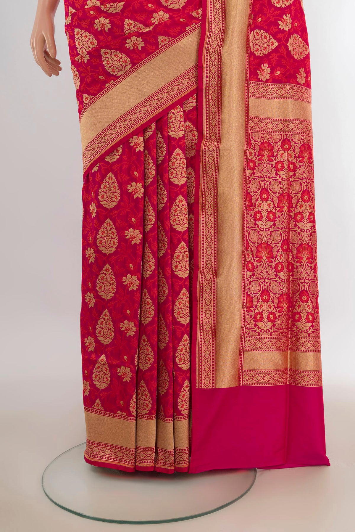 Pleats and pallu of Pure Silk Dark Pink Banarasi Saree with Jacquard With Zari Butta on the body and Zari Border. 