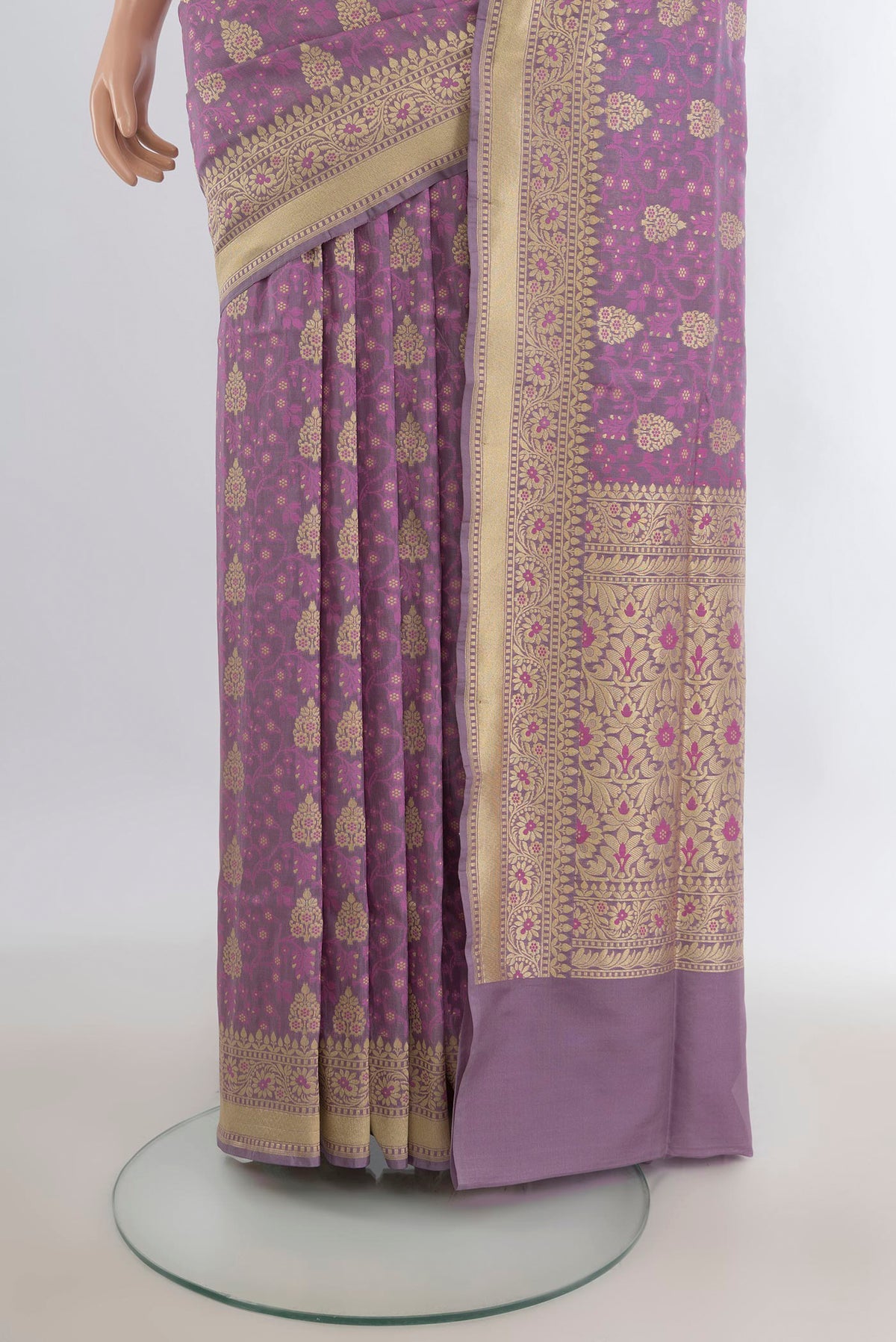 Pleats and pallu of Pure Silk Lavender Banarasi Saree with Zari And Thread Butta on the body and Zari Border. 