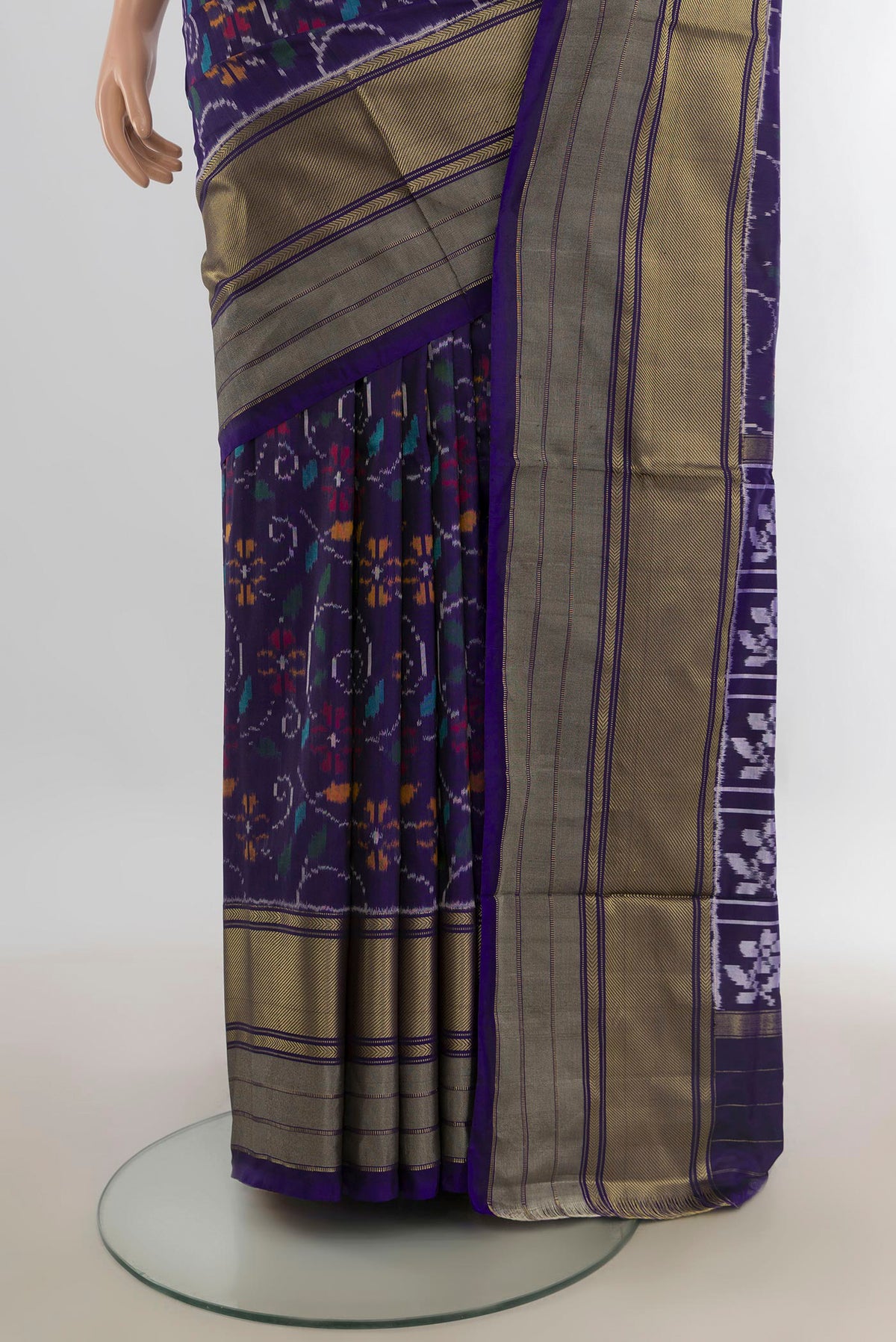 Pleats and pallu of Pure Silk Navy Blue Pochampally Saree with Pure Ikat on the body and Zari Border. 