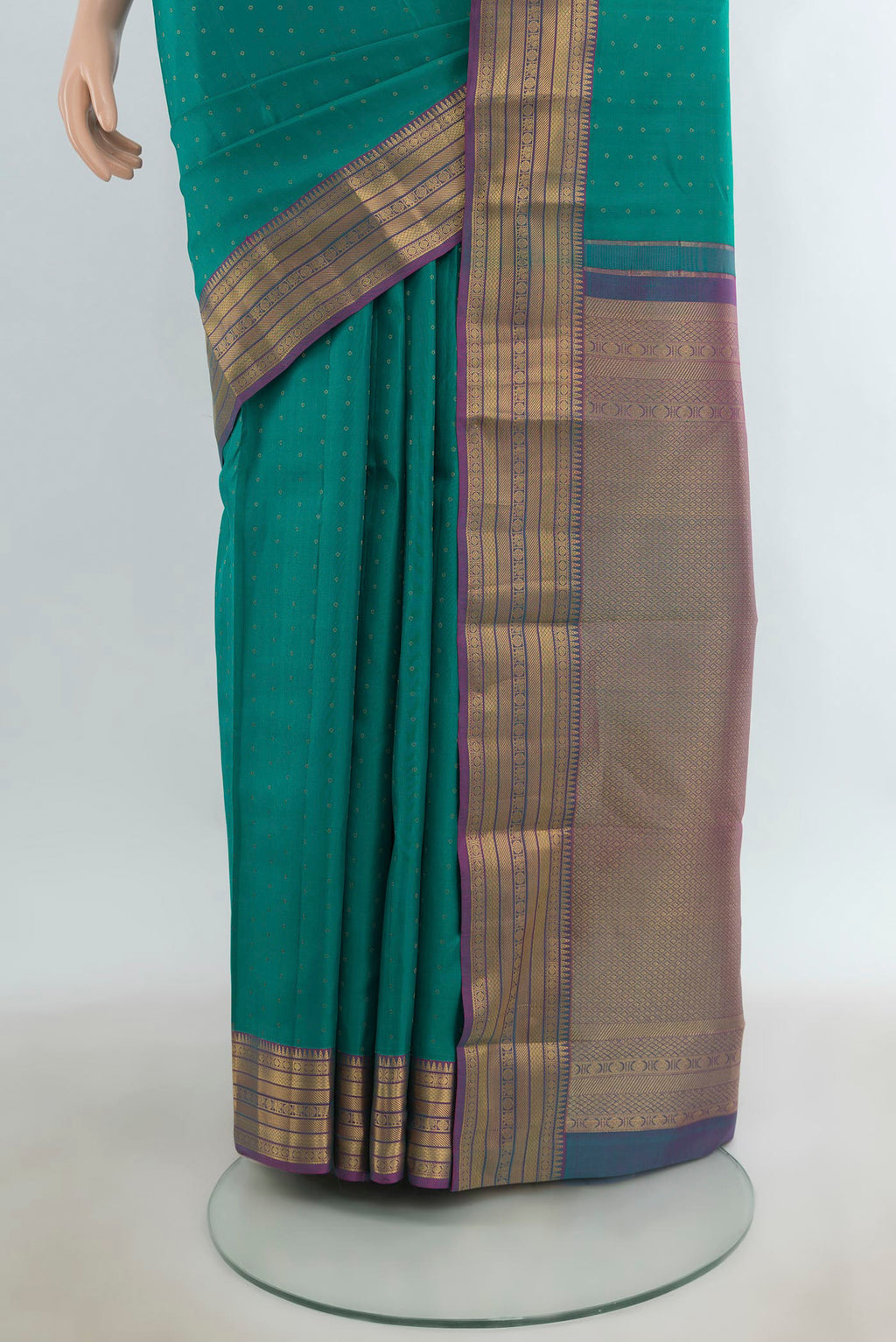 Pleats and pallu of Pure Silk Turquoise Kanchipuram Saree with Zari Butta on the body and Zari Border. 