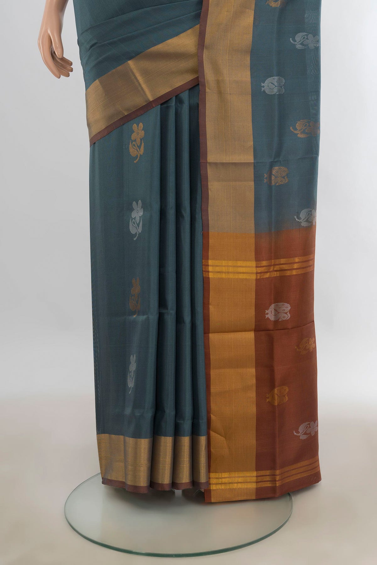 Pleats and pallu of Pure Silk Davys Grey Uppada Saree with Zari Butta on the body and Zari Border. 