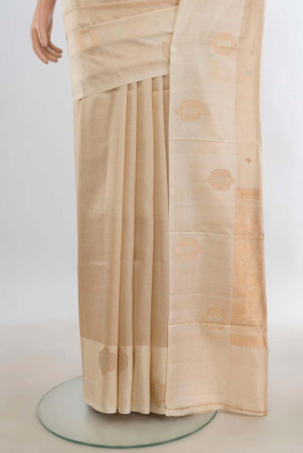 Pleats and pallu of Pure Silk Cream Banarasi Katan Saree with Zari Butta on the body and Plain Border. 