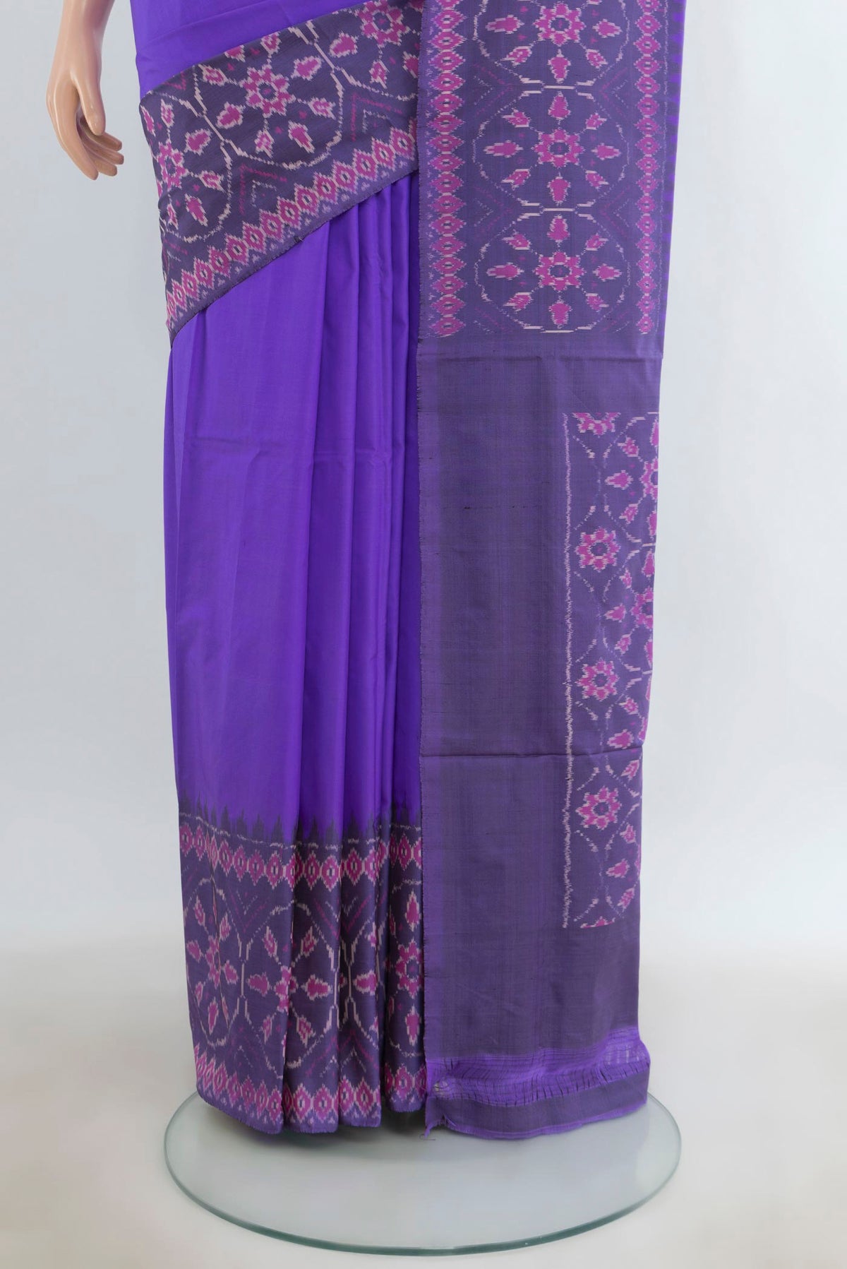 Pleats and pallu of Pure Silk Lavender Pochampally Saree with Plain Body and Ikat Border. 