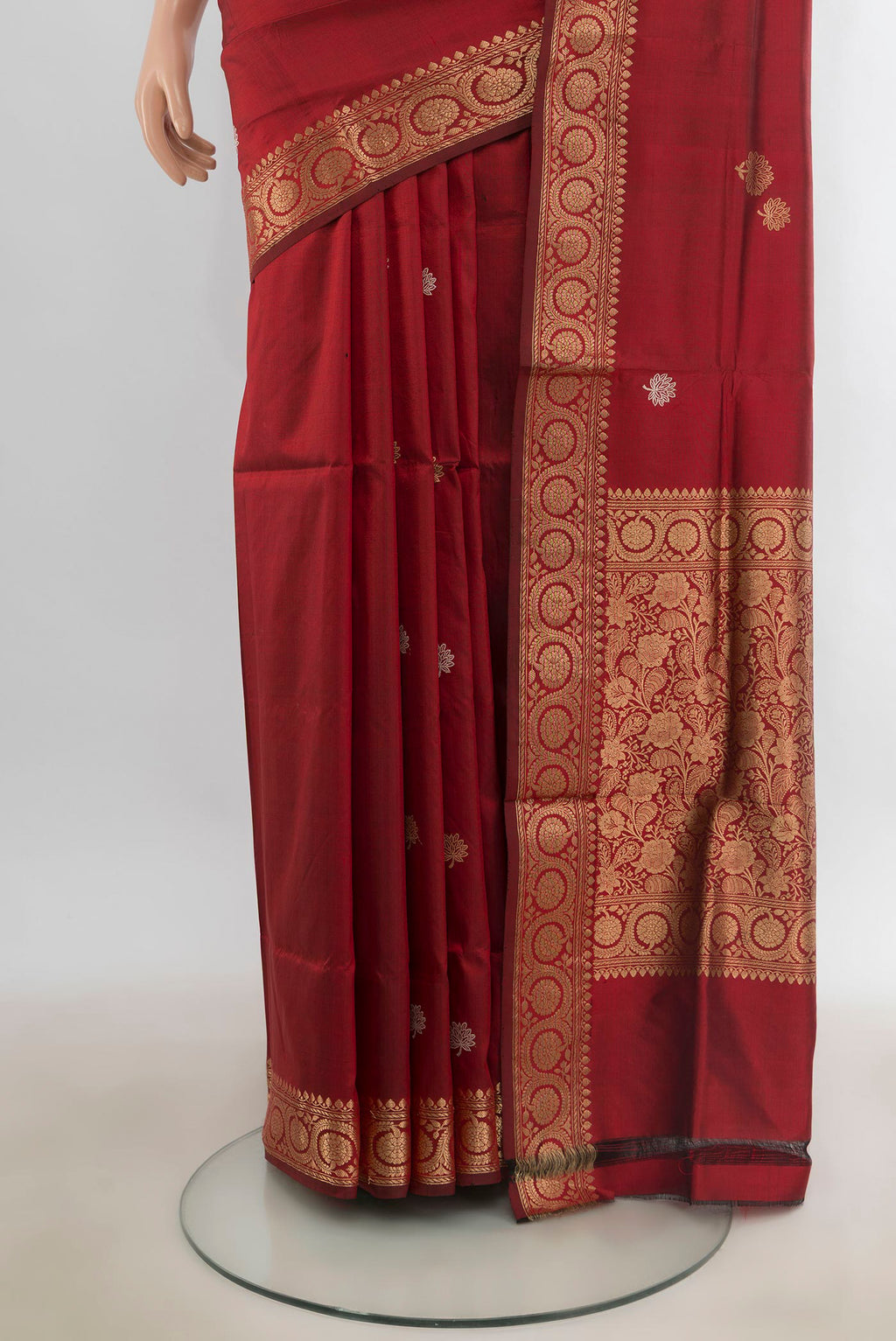 Pleats and pallu of Pure Silk Maroon Banarasi Katan Saree with Zari Butta on the body and Zari Border. 