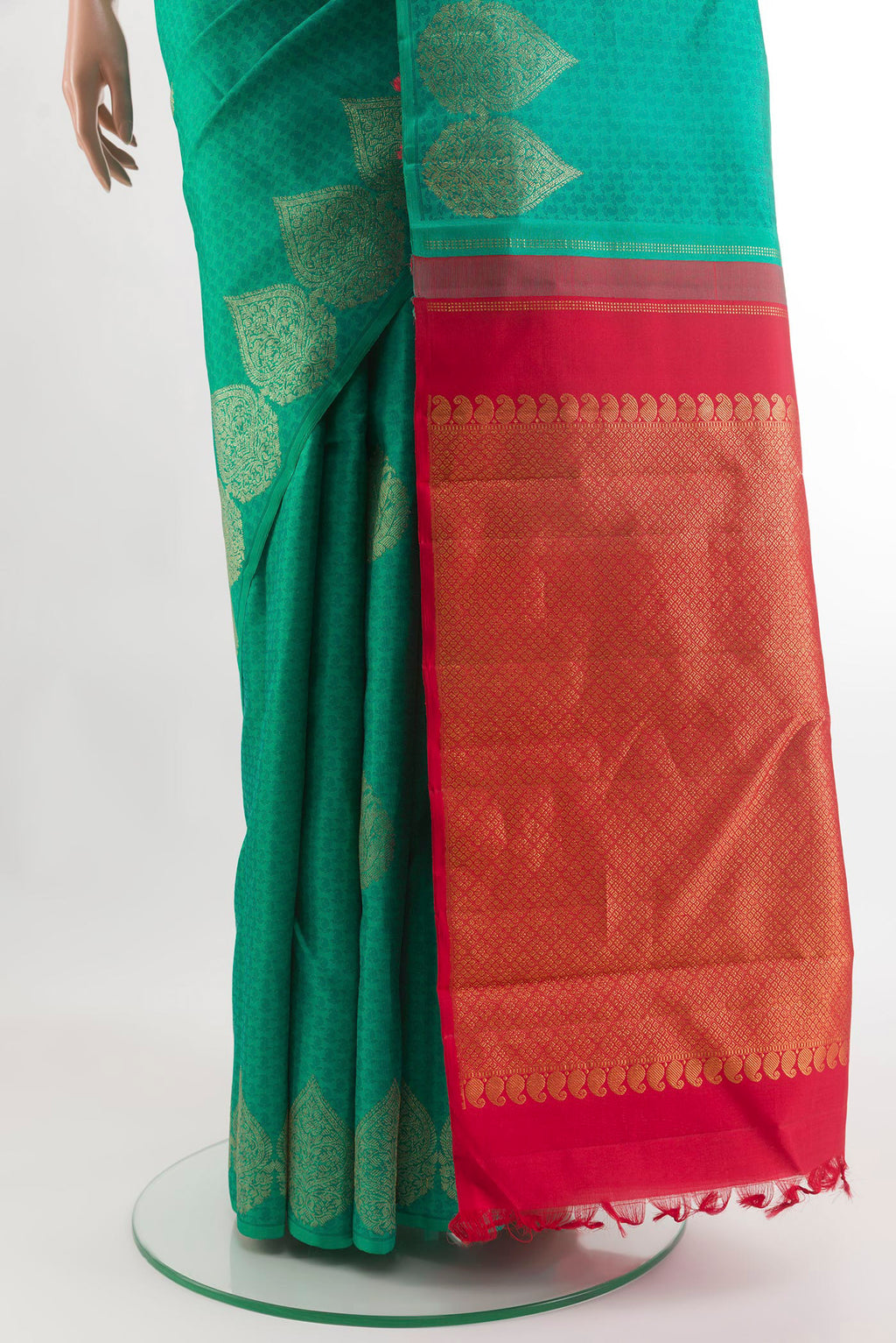 Pleats and pallu of Sea Green Kanjivaram Silk Saree with Jacquard With Zari Butta on the body and Zari Border. 