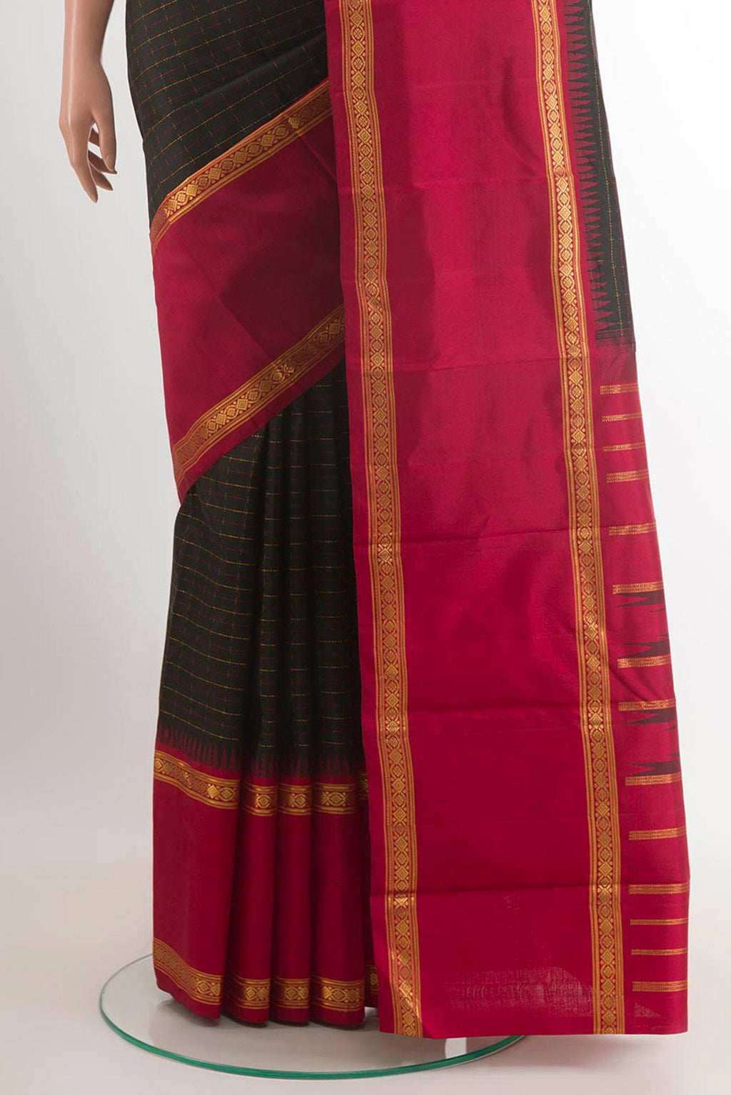 Pleats and pallu of Black Kanjivaram Silk Saree with Checked design on the body and Ganga Jamuna Border. 