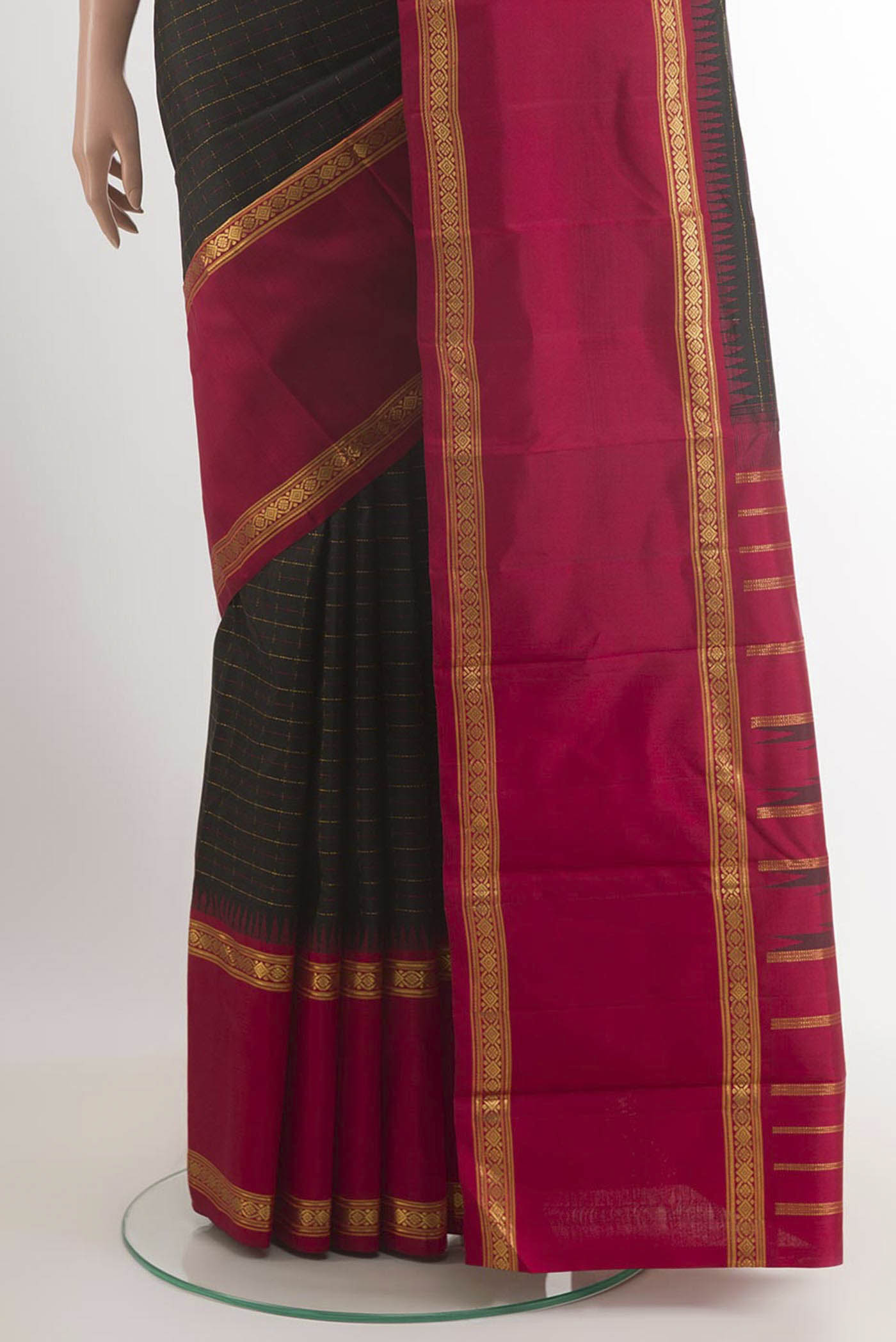 Pleats and pallu of Black Kanjivaram Silk Saree with Checked design on the body and Ganga Jamuna Border. 