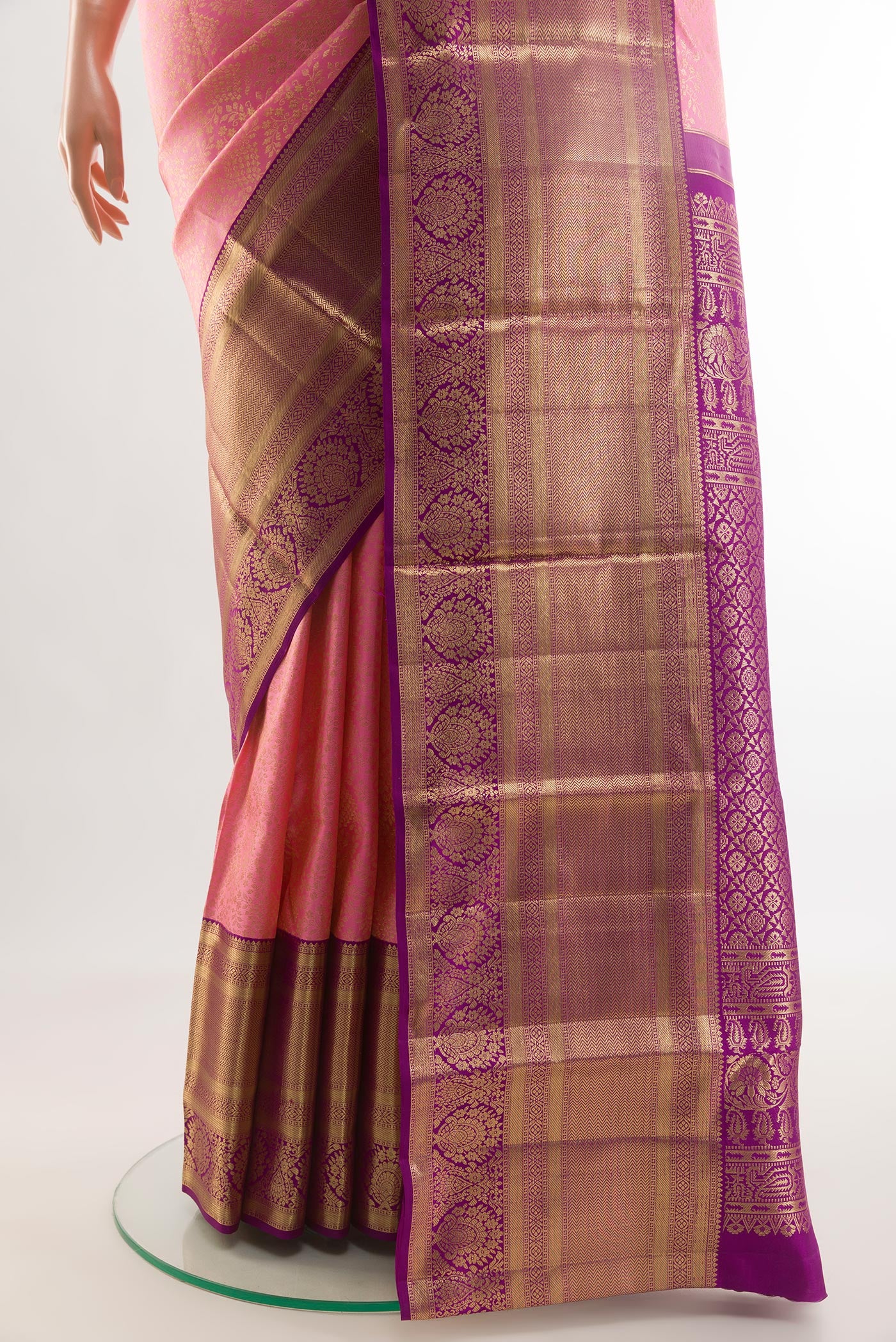 Pleats and pallu of Rose pink Kanchipuram Silk Saree with Zari Brocade on the body and Zari Border. 