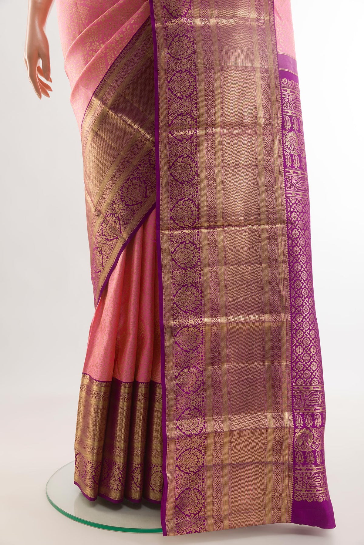 Pleats and pallu of Rose pink Kanchipuram Silk Saree with Zari Brocade on the body and Zari Border. 