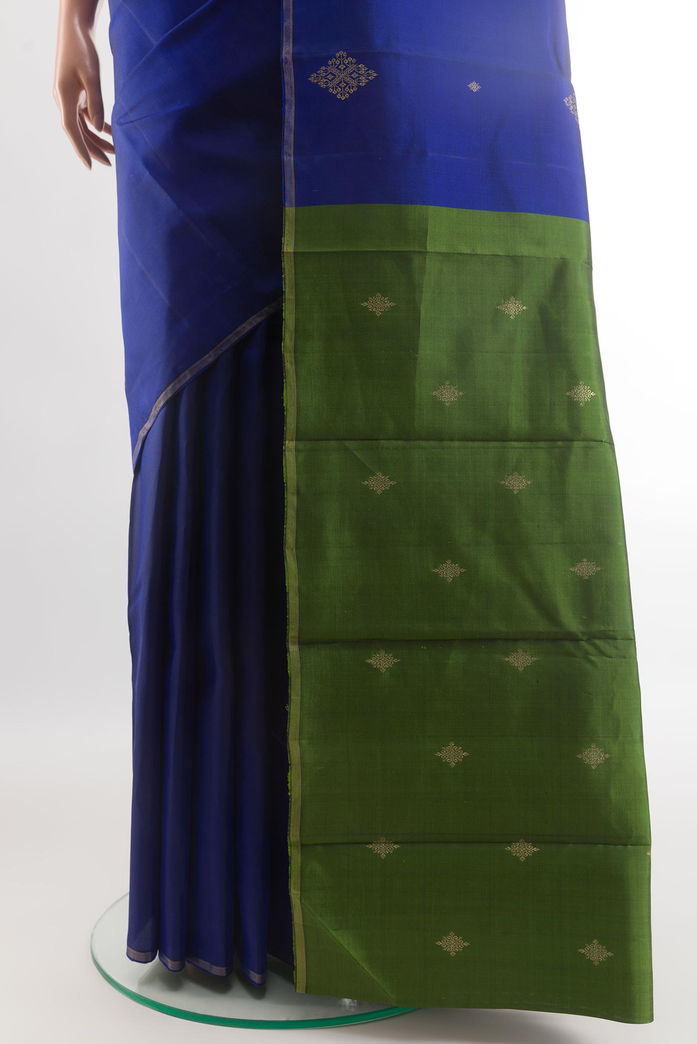 Pleats and pallu of Blue Kanchipuram Silk Saree with Zari Butta on the body and Thin Zari Line. 